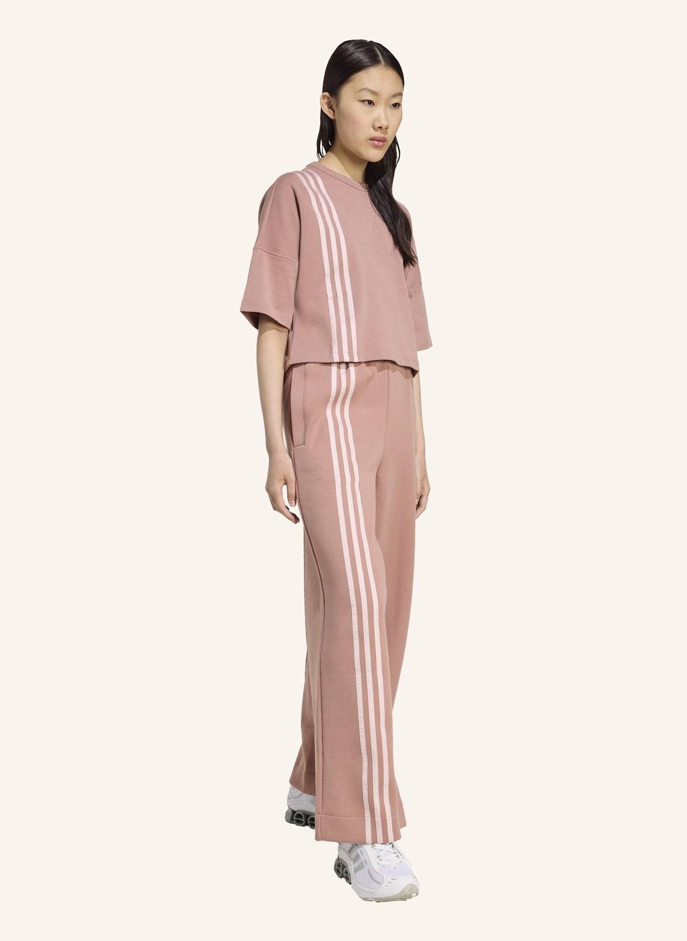 adidas Originals OFF PLACED 3-STREIFEN WEITE HOSE: CAMEL