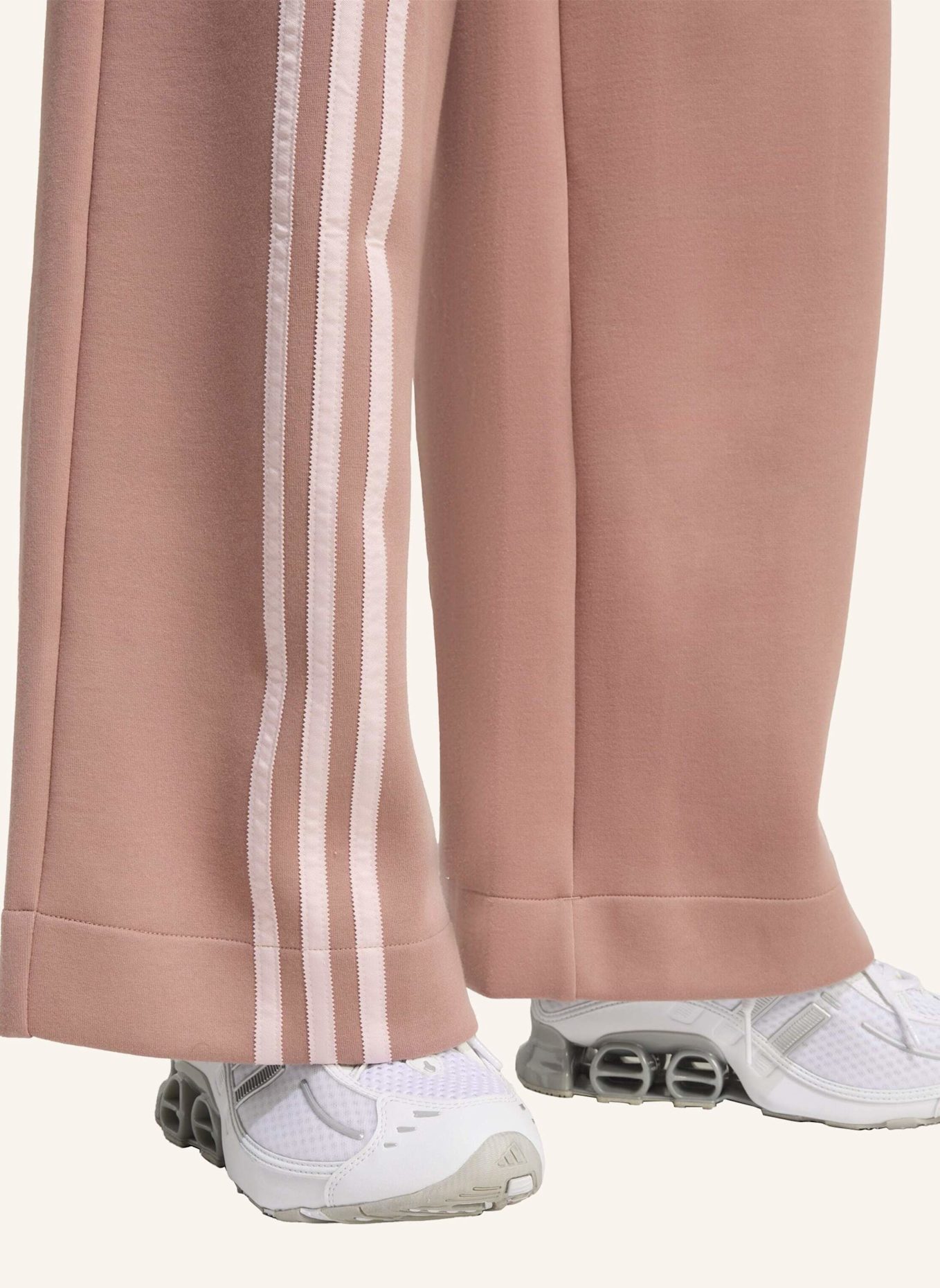 adidas Originals OFF PLACED 3-STREIFEN WEITE HOSE: CAMEL