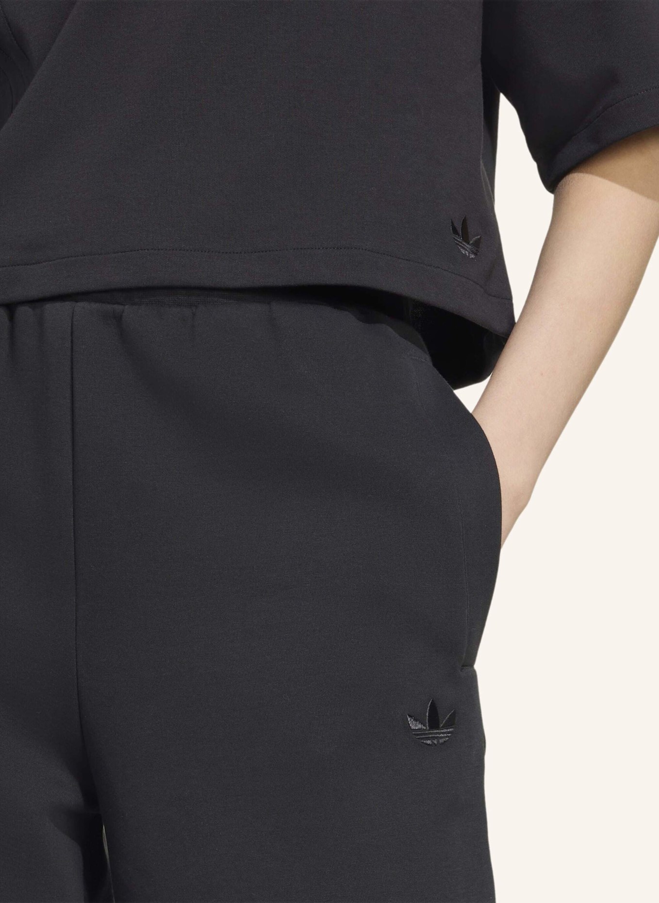 adidas Originals OFF PLACED 3-STREIFEN WEITE HOSE: SCHWARZ