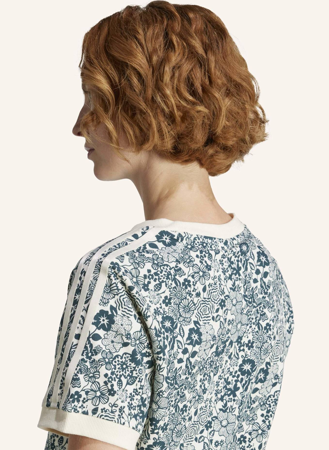 adidas Originals ADIDAS ORIGINALS X LIBERTY LONDON AOP CALI T-SHIRT: WEISS/ GRÜN