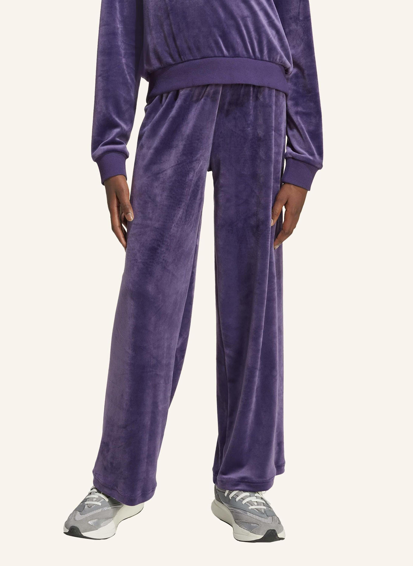 adidas Sweatpants SEASONAL ESSENTIALS aus Nicki: LILA