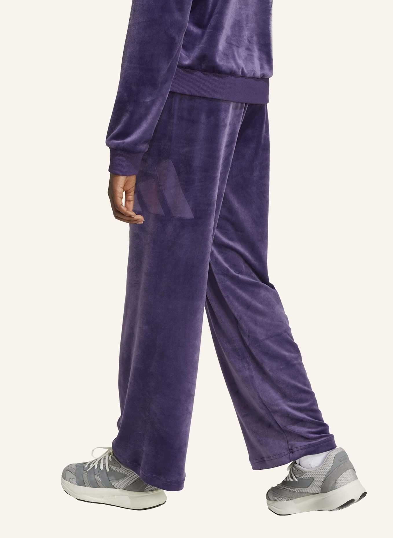 adidas Sweatpants SEASONAL ESSENTIALS aus Nicki: LILA