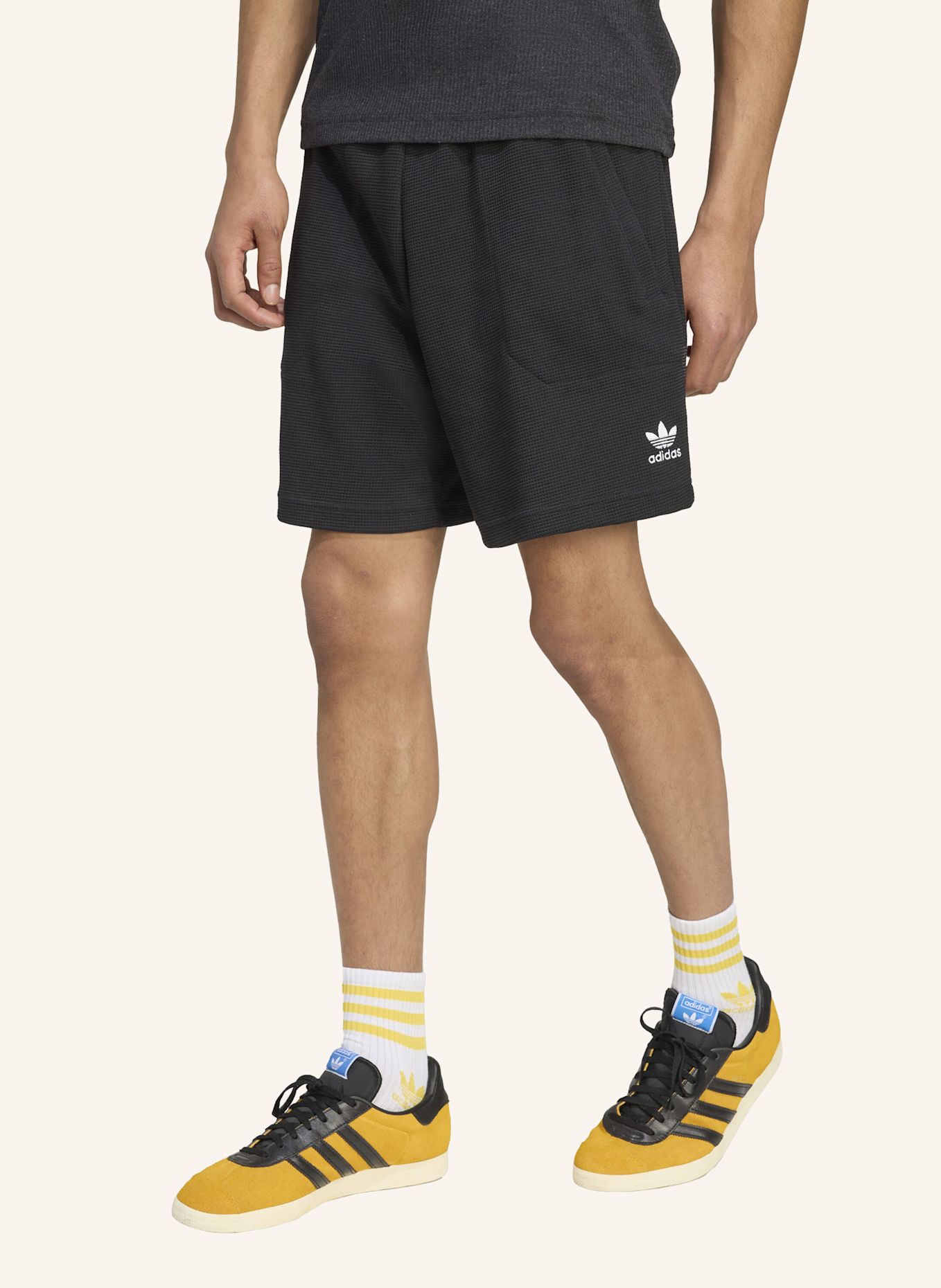 adidas Originals ESSENTIALS TREFOIL WAFFLE SHORTS: SCHWARZ/ WEISS