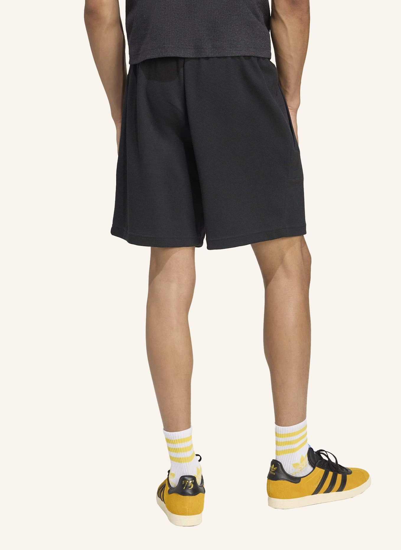 adidas Originals ESSENTIALS TREFOIL WAFFLE SHORTS: SCHWARZ/ WEISS