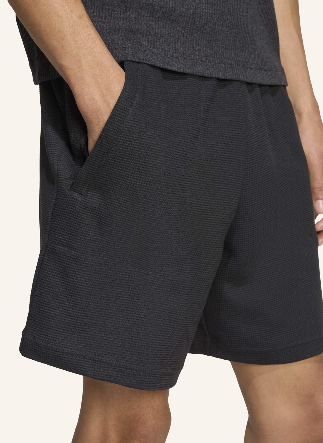 adidas Originals ESSENTIALS TREFOIL WAFFLE SHORTS: SCHWARZ/ WEISS