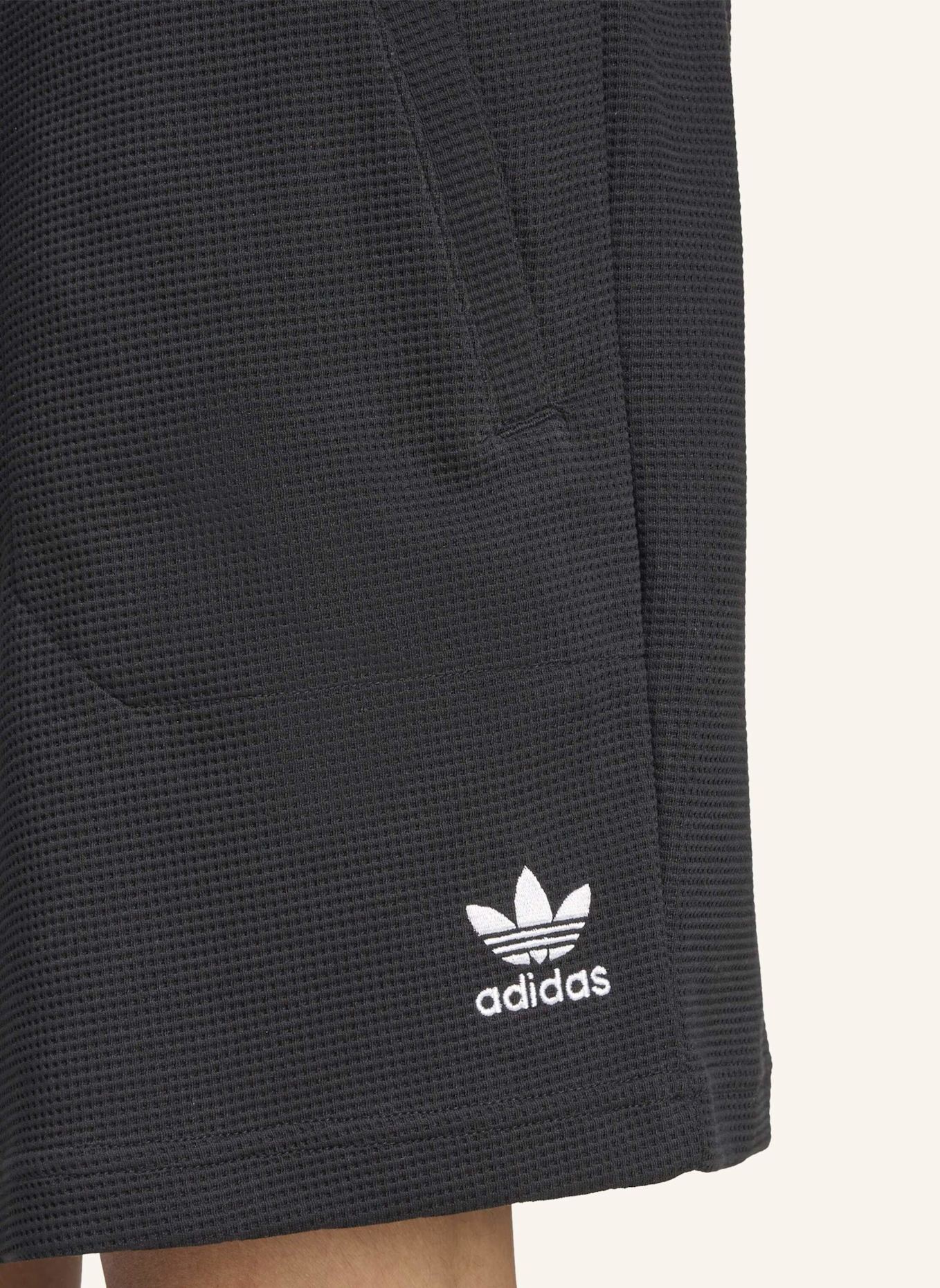 adidas Originals ESSENTIALS TREFOIL WAFFLE SHORTS: SCHWARZ/ WEISS