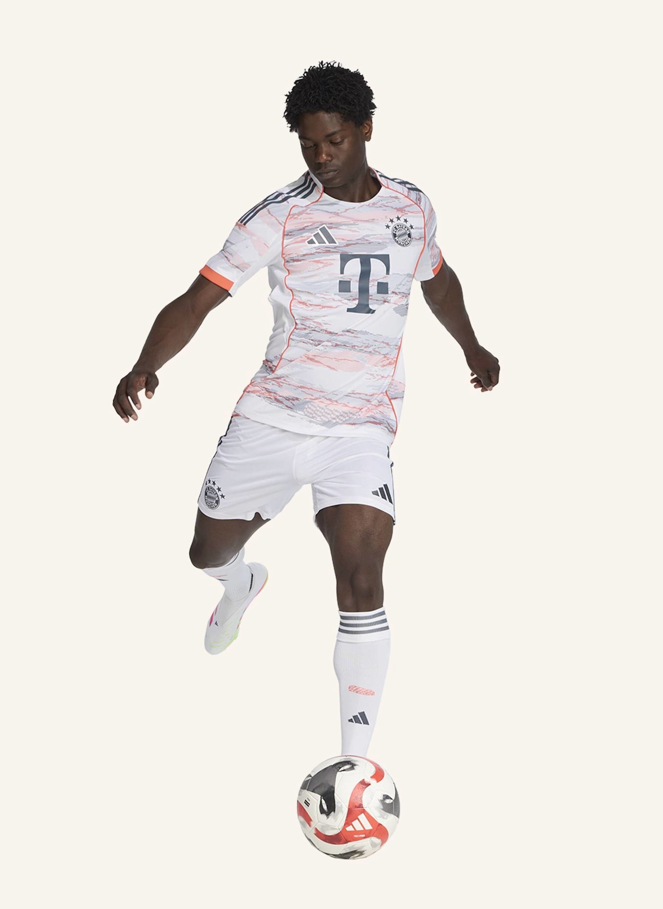 adidas FC BAYERN MÜNCHEN 25/26 AUSWÄRTSSHORTS: WEISS