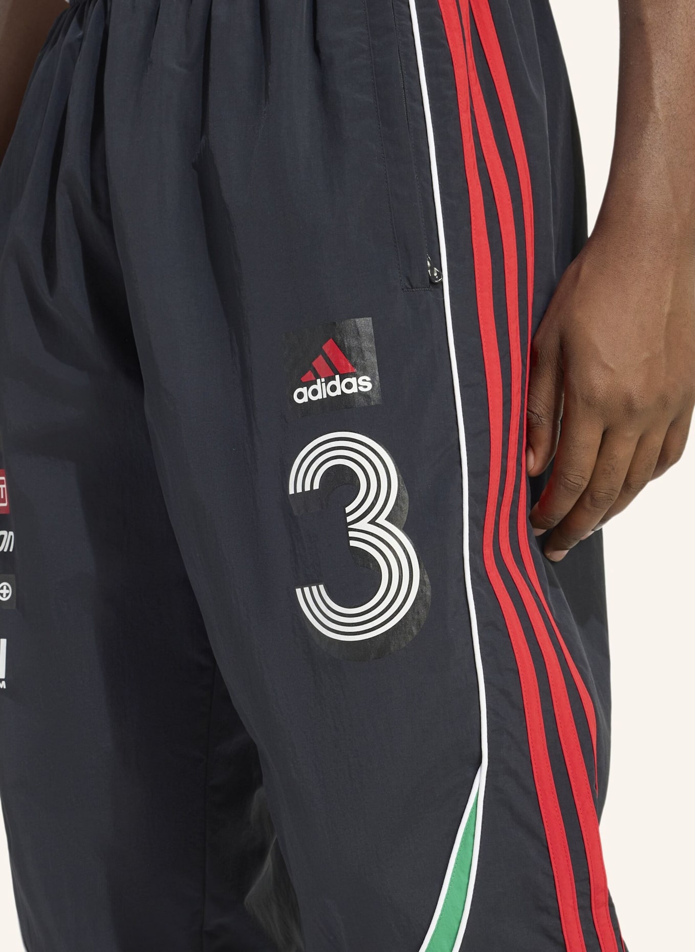 adidas Originals TEAMGEIST MOTO TRACKPANT: SCHWARZ/ GRÜN/ ROT