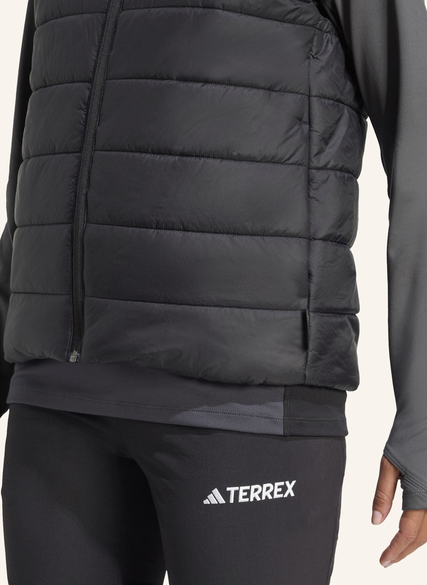 adidas TERREX TERREX MULTI ESSENTIALS CLIMAWARM GEFÜTTERTE WESTE: SCHWARZ