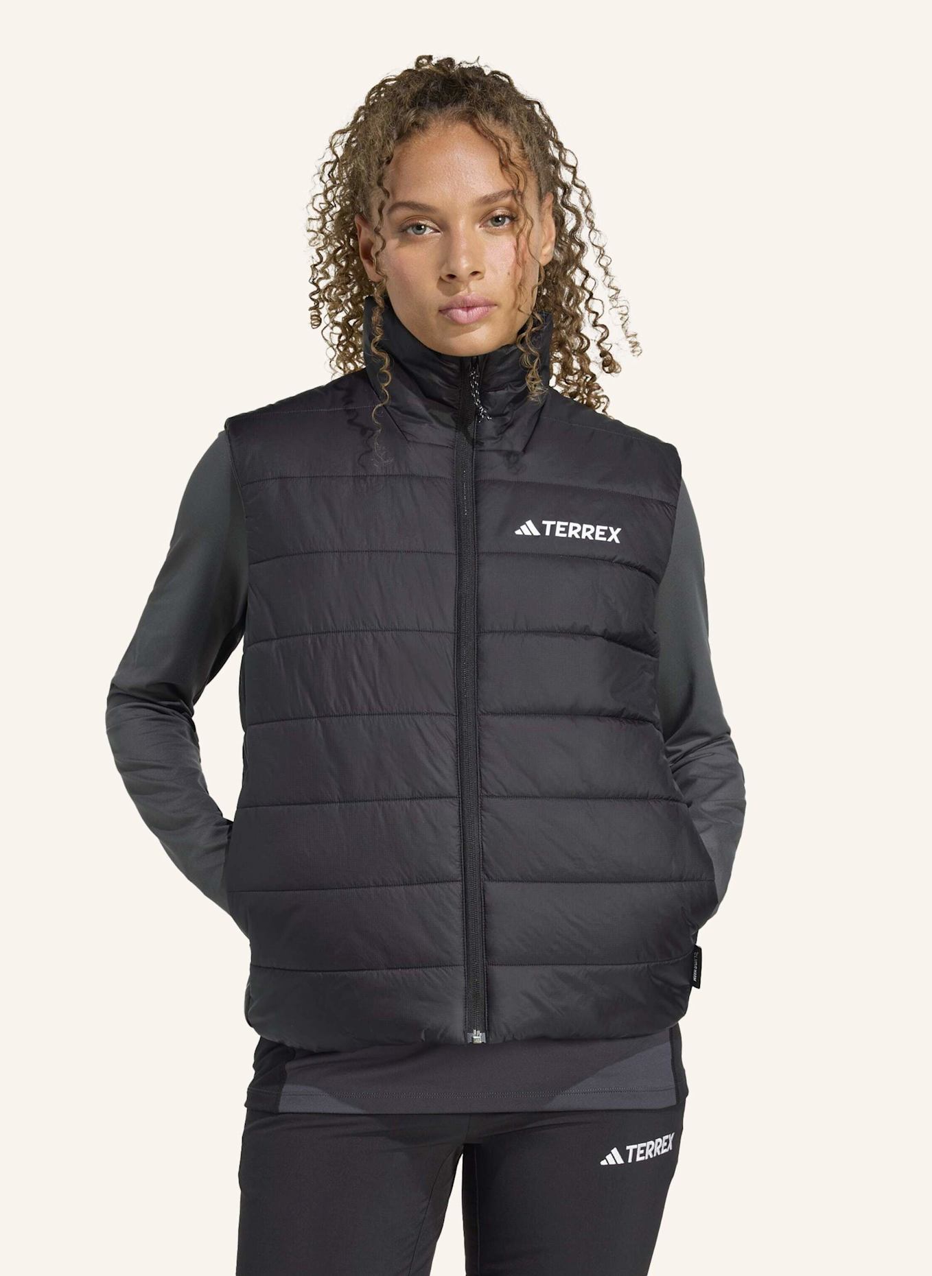 adidas TERREX TERREX MULTI ESSENTIALS CLIMAWARM GEFÜTTERTE WESTE: SCHWARZ