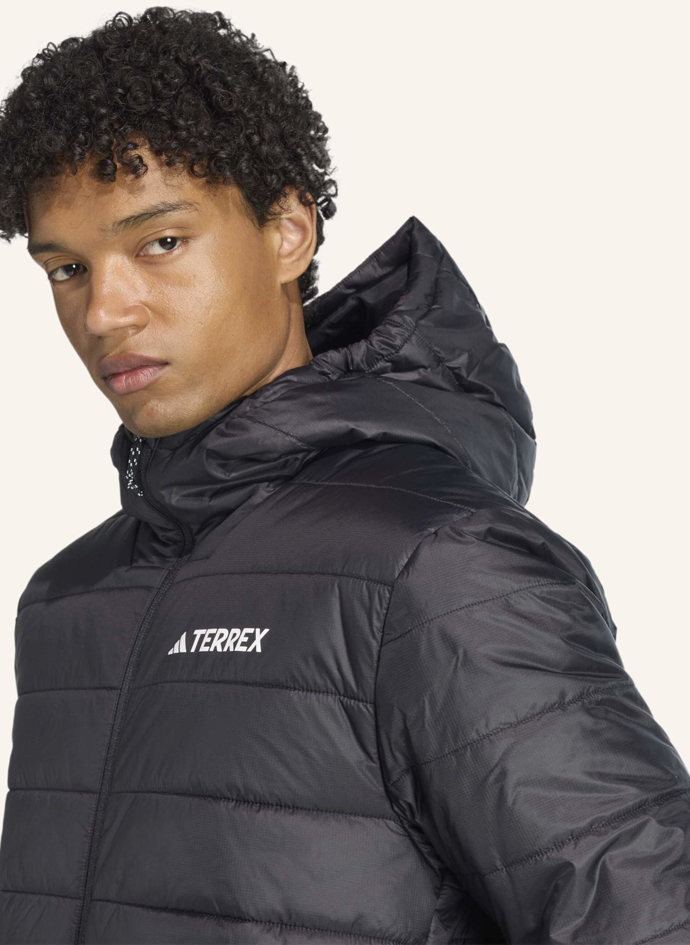 adidas TERREX TERREX MULTI ESSENTIALS CLIMAWARM ISOLIERTE KAPUZENJACKE: SCHWARZ