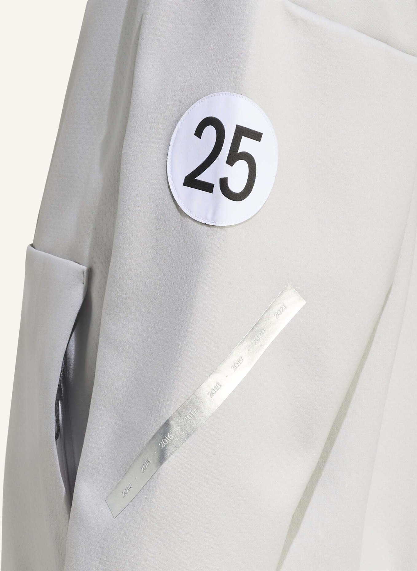 adidas MERCEDES-AMG PETRONAS FORMULA ONE TEAM SILVER ARROWS TRAININGSJACKE MIT KAPUZE UND DURCHGEHENDEM REISSVERSCHLUSS: GRAU