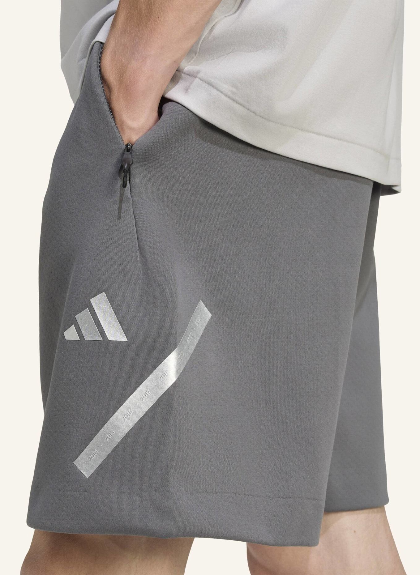 adidas MERCEDES-AMG PETRONAS F1 TEAM SILBERPFEILE T-SHIRT: GRAU