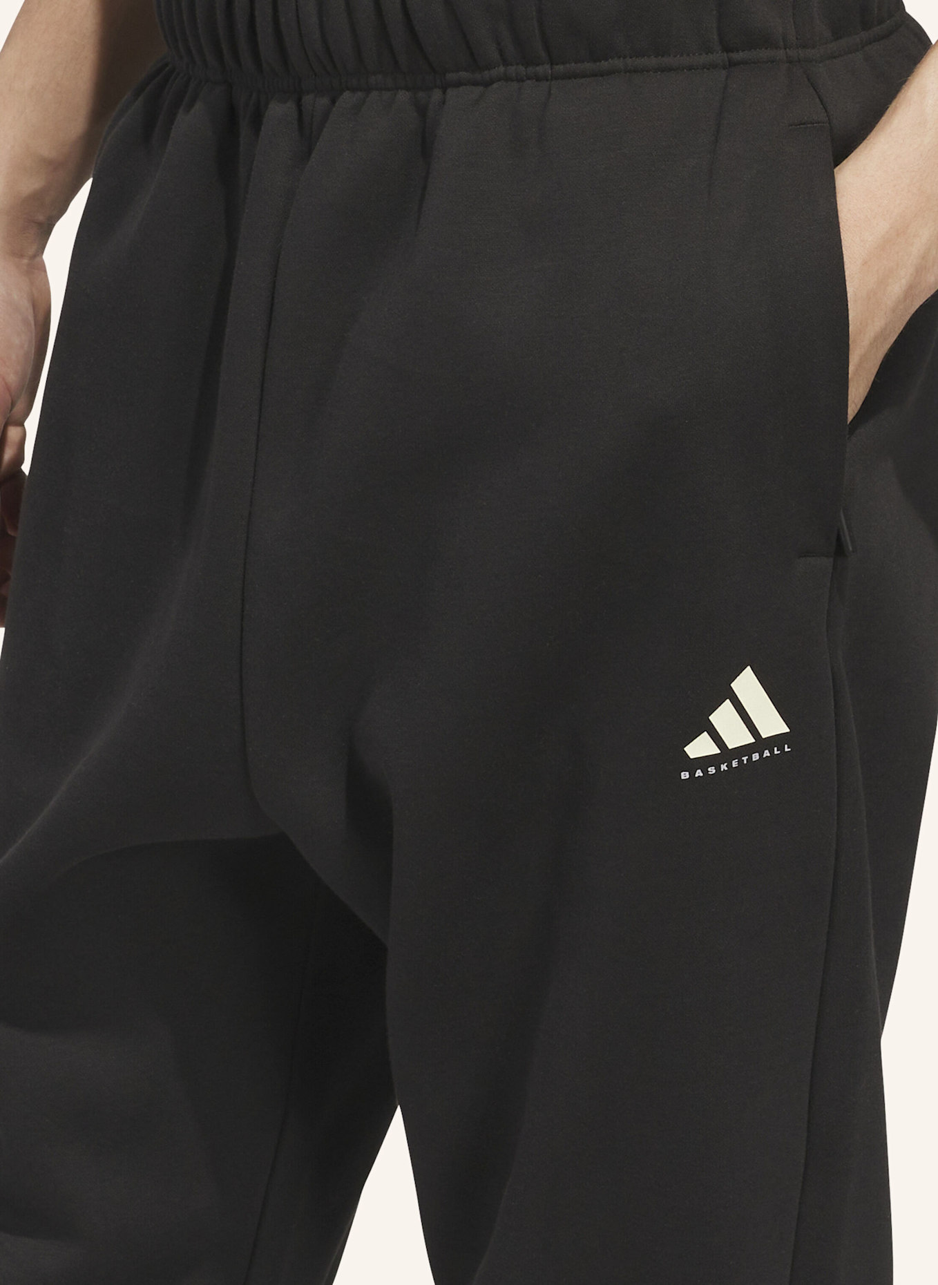 adidas ADIDAS BASKETBALL JOGGINGHOSE – GENDERNEUTRAL: SCHWARZ