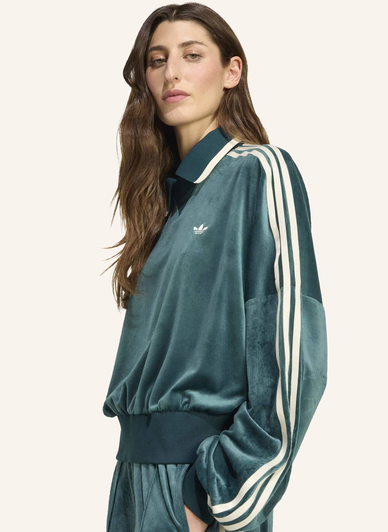 adidas Originals ADIDAS ORIGINALS X LIBERTY LONDON SWEATSHIRT, GEPRÄGTER SAMT: GRÜN
