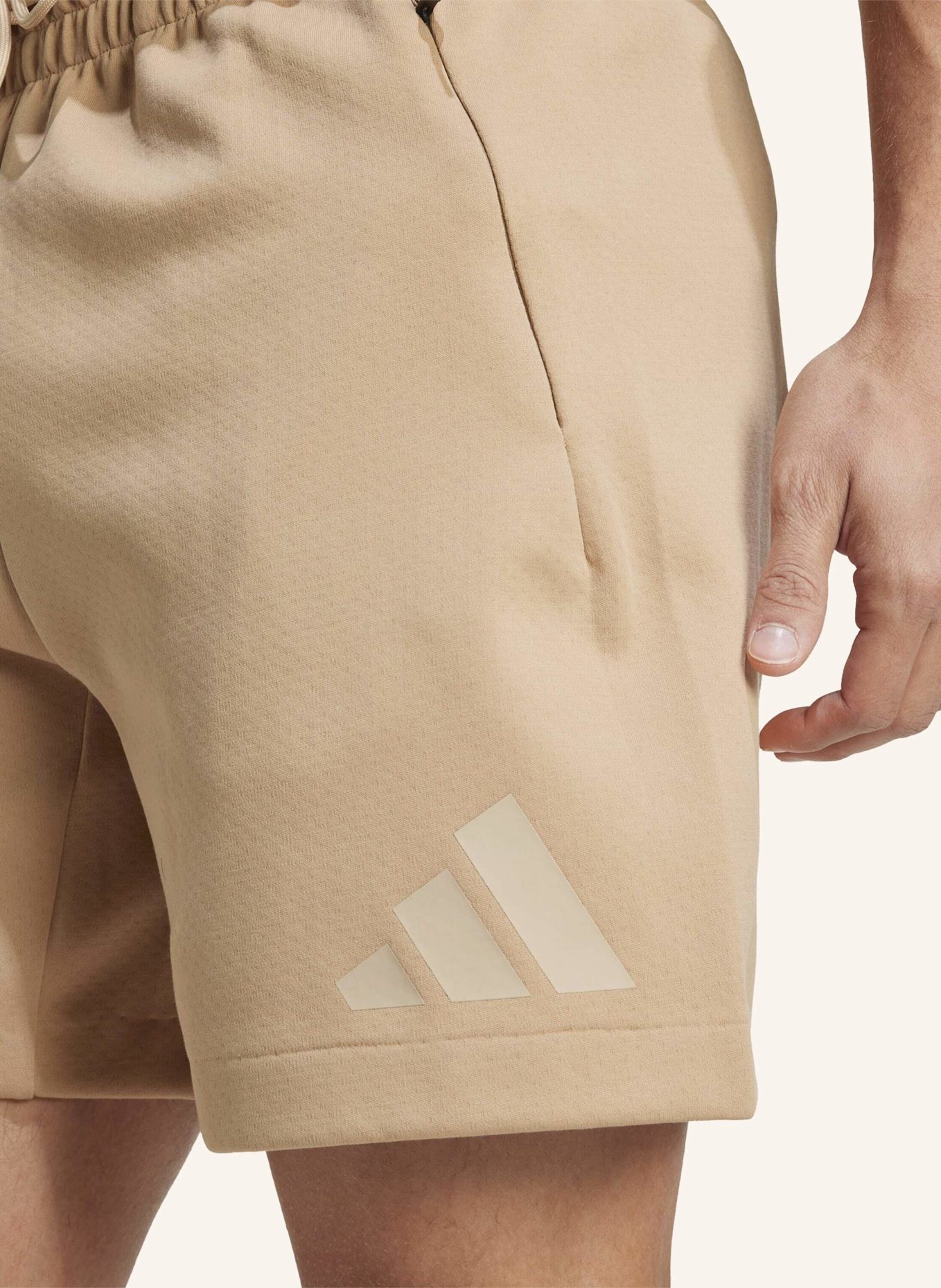 adidas Sweatshorts Z.N.E.: BEIGE