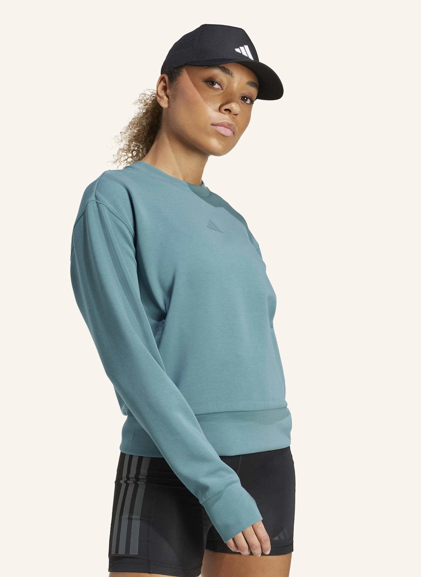 adidas FÜR DAS TRAINING ENTWORFENES WARM-UP SWEATSHIRT MIT RUNDHALSAUSSCHNITT: TÜRKIS