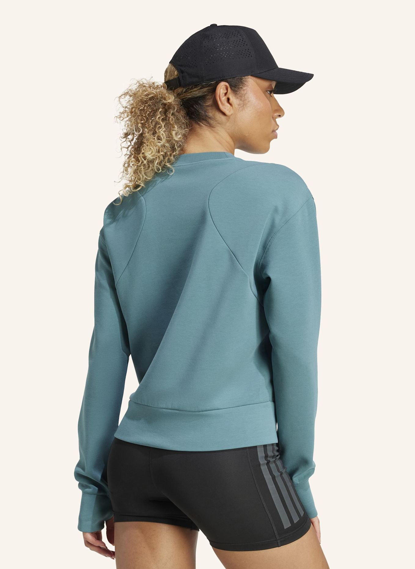 adidas FÜR DAS TRAINING ENTWORFENES WARM-UP SWEATSHIRT MIT RUNDHALSAUSSCHNITT: TÜRKIS