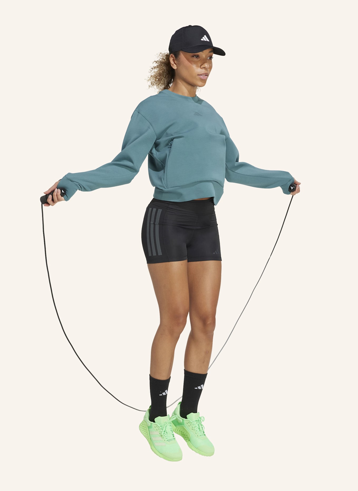 adidas FÜR DAS TRAINING ENTWORFENES WARM-UP SWEATSHIRT MIT RUNDHALSAUSSCHNITT: TÜRKIS