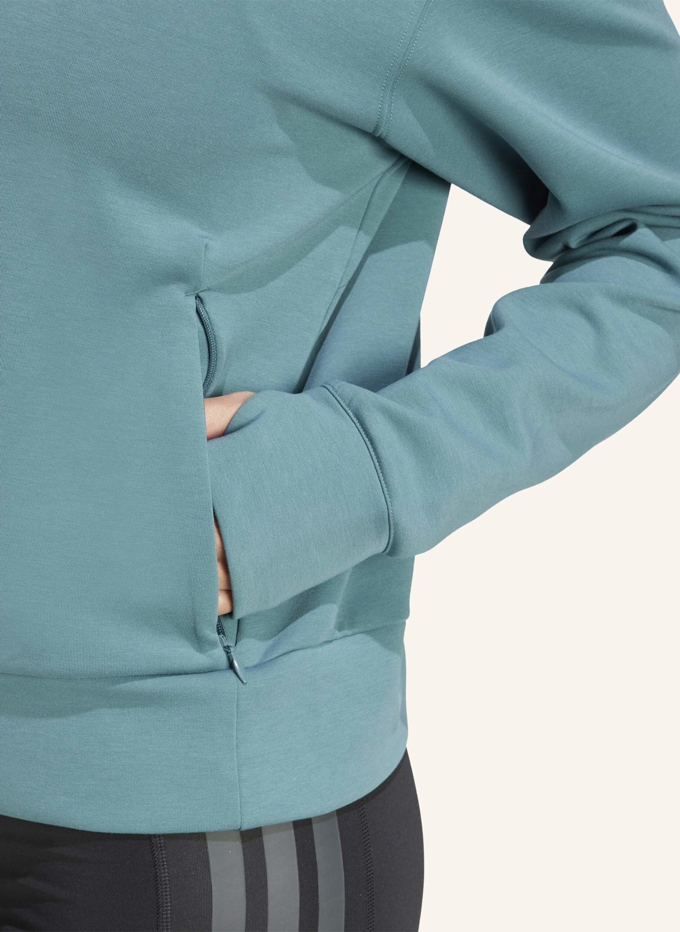 adidas FÜR DAS TRAINING ENTWORFENES WARM-UP SWEATSHIRT MIT RUNDHALSAUSSCHNITT: TÜRKIS