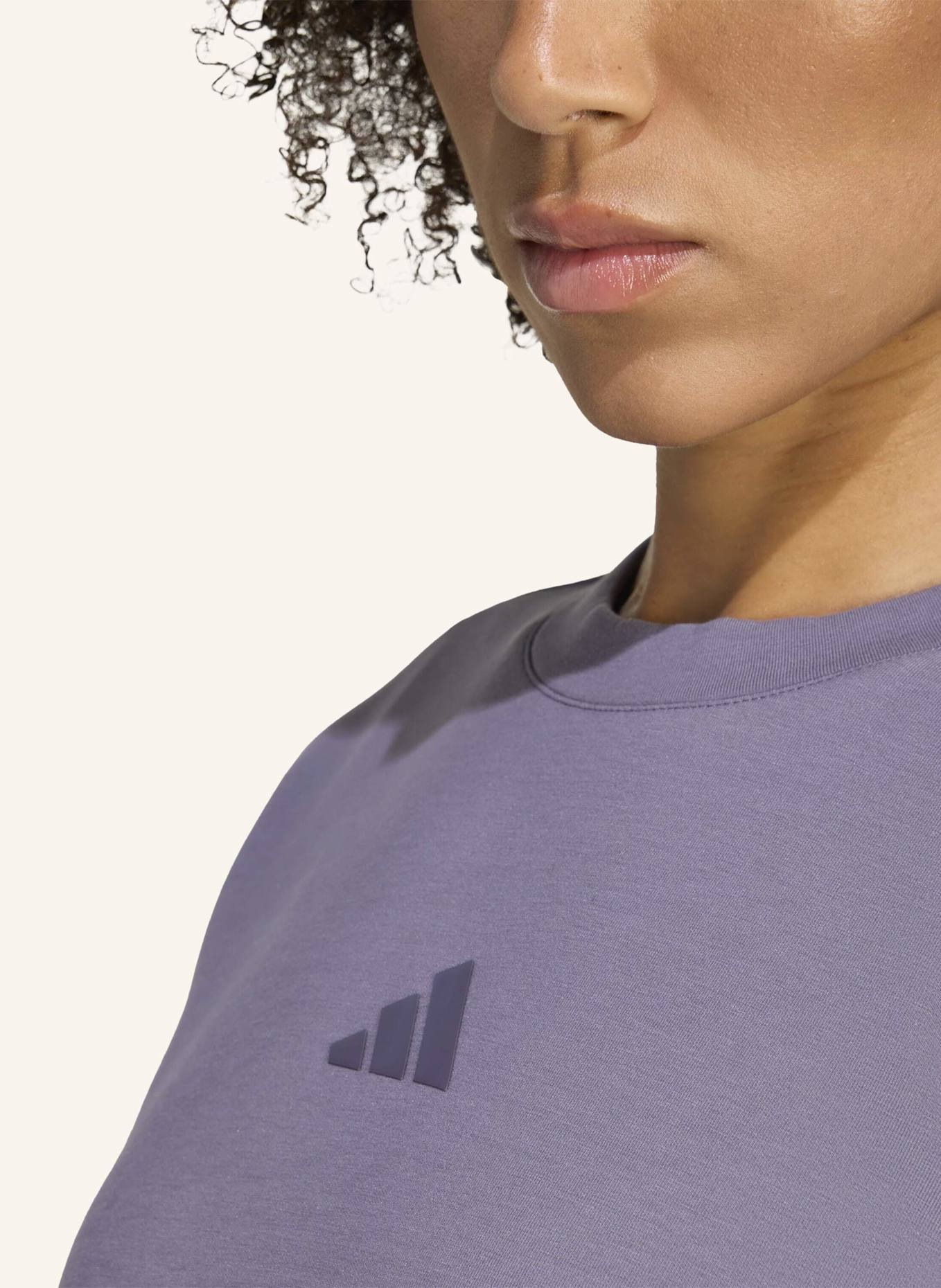 adidas DESIGNED-FOR-TRAINING ENTWORFENES WARM-UP SWEATSHIRT MIT RUNDHALSAUSSCHNITT: LILA