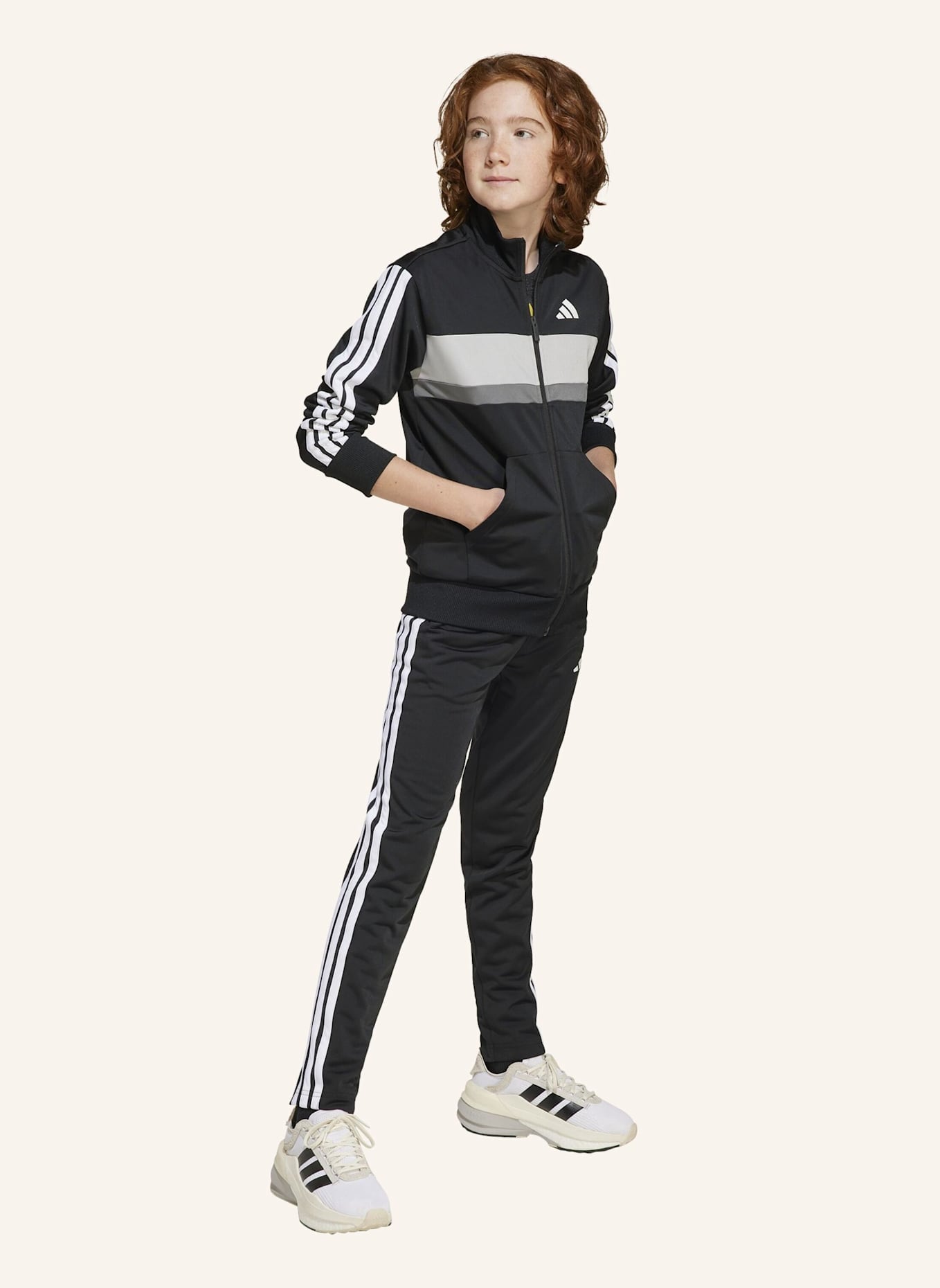 adidas SEASONAL ESSENTIALS TIBERIO 3-STREIFEN TRICOT KIDS TRAININGSANZUG: SCHWARZ/ WEISS/ GRAU