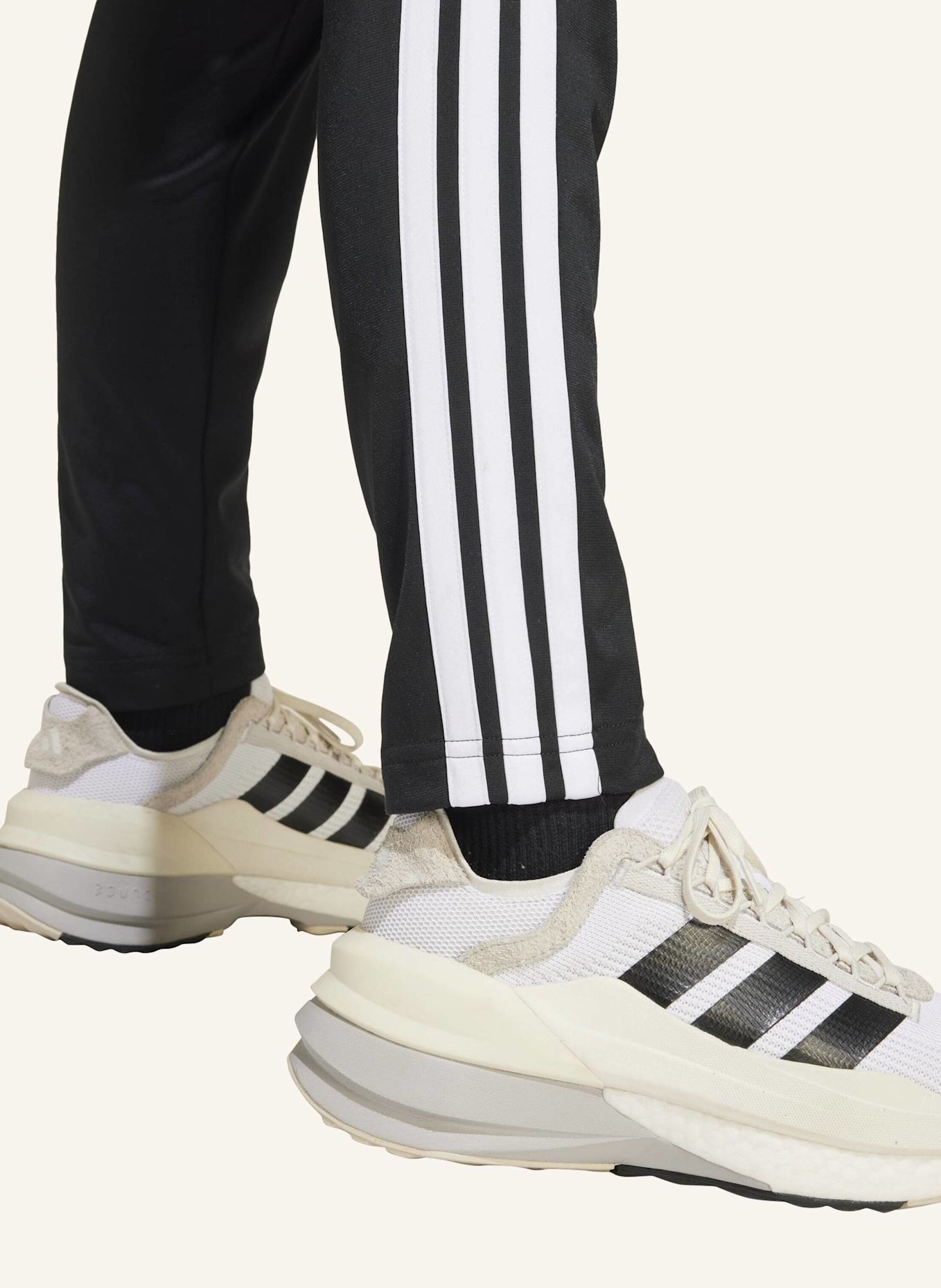 adidas SEASONAL ESSENTIALS TIBERIO 3-STREIFEN TRICOT KIDS TRAININGSANZUG: SCHWARZ/ WEISS/ GRAU