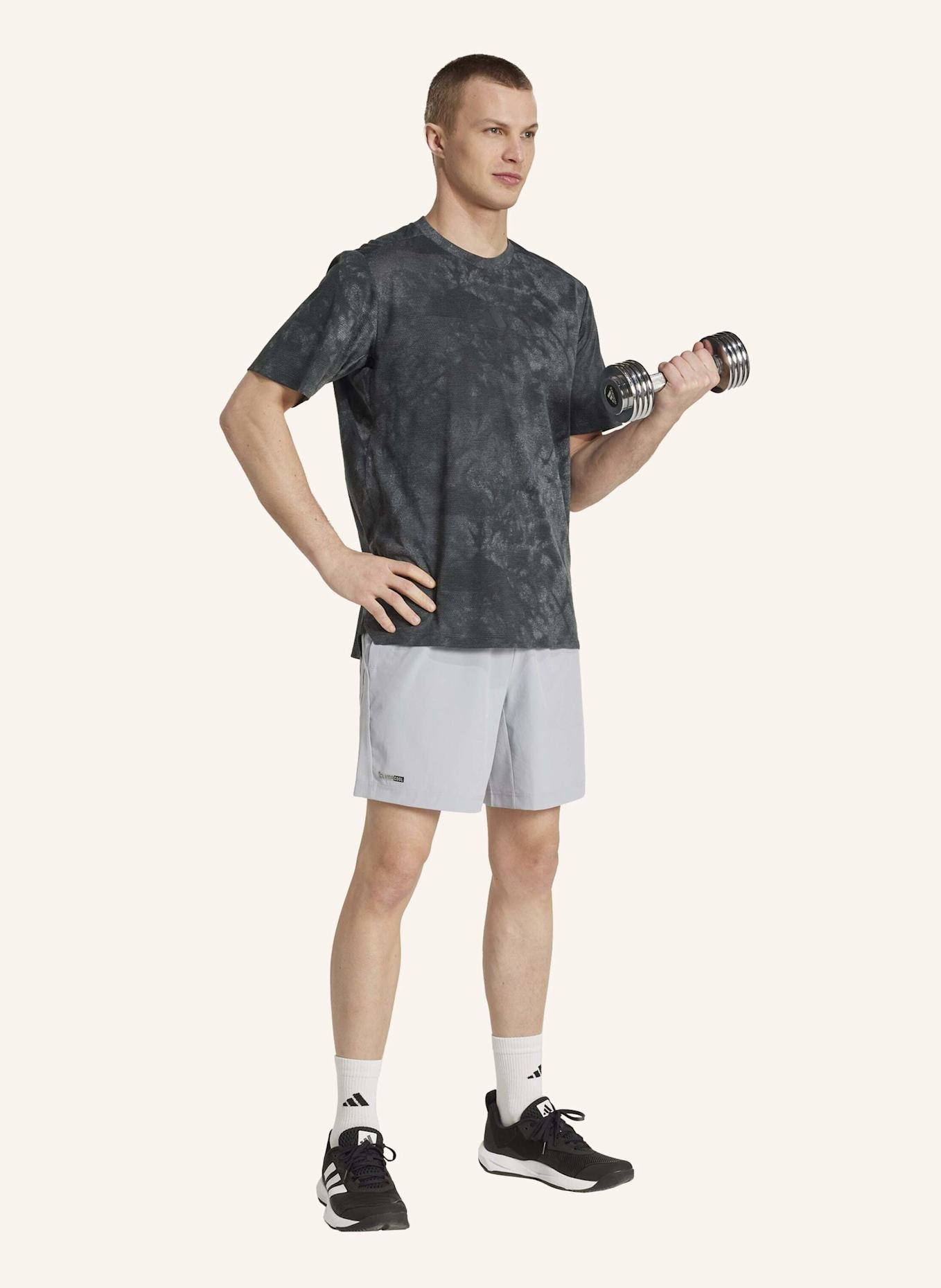 adidas PRIMELIFT GRAPHIC T-SHIRT: GRAU/ SCHWARZ