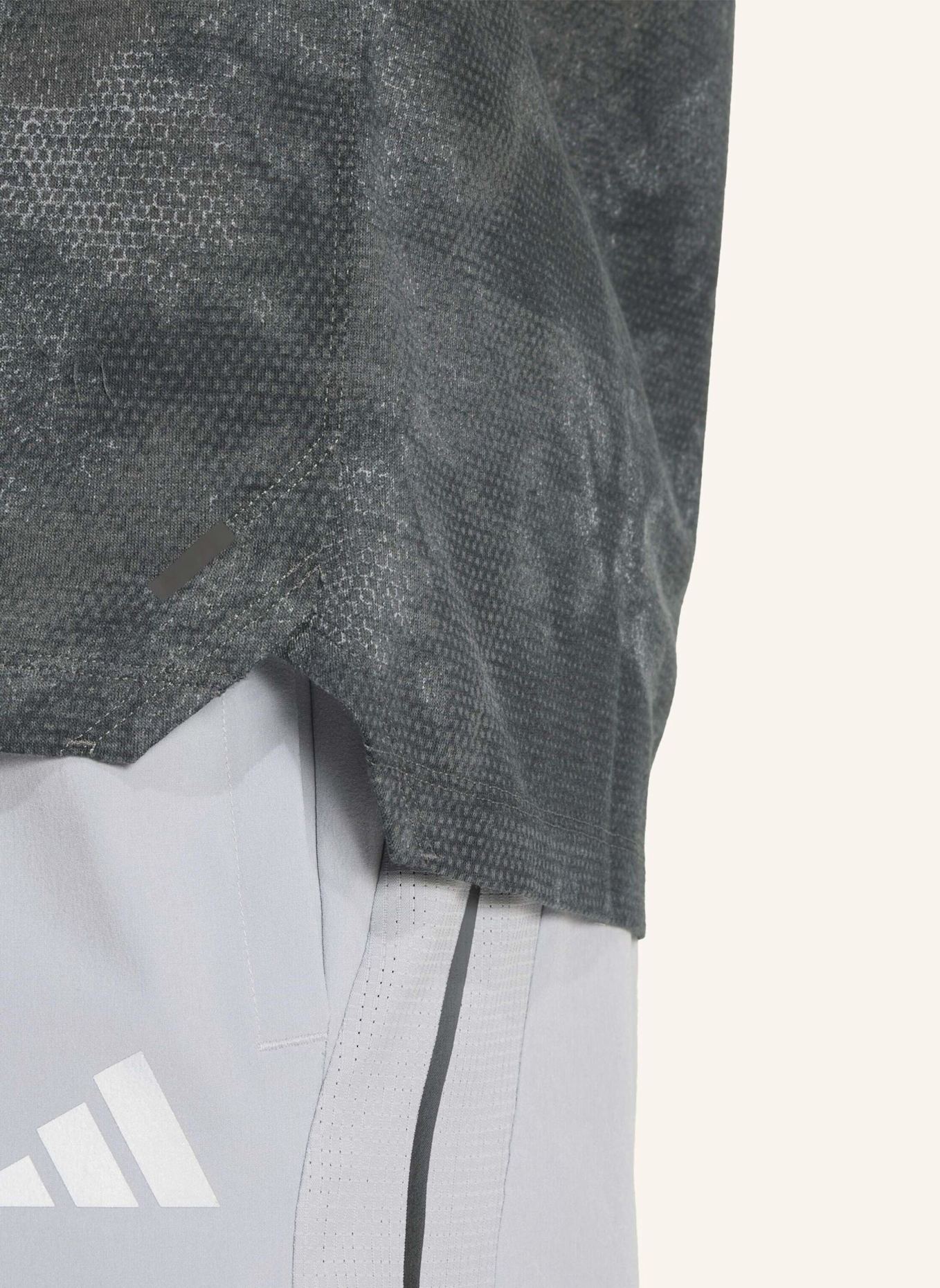 adidas PRIMELIFT GRAPHIC T-SHIRT: GRAU/ SCHWARZ