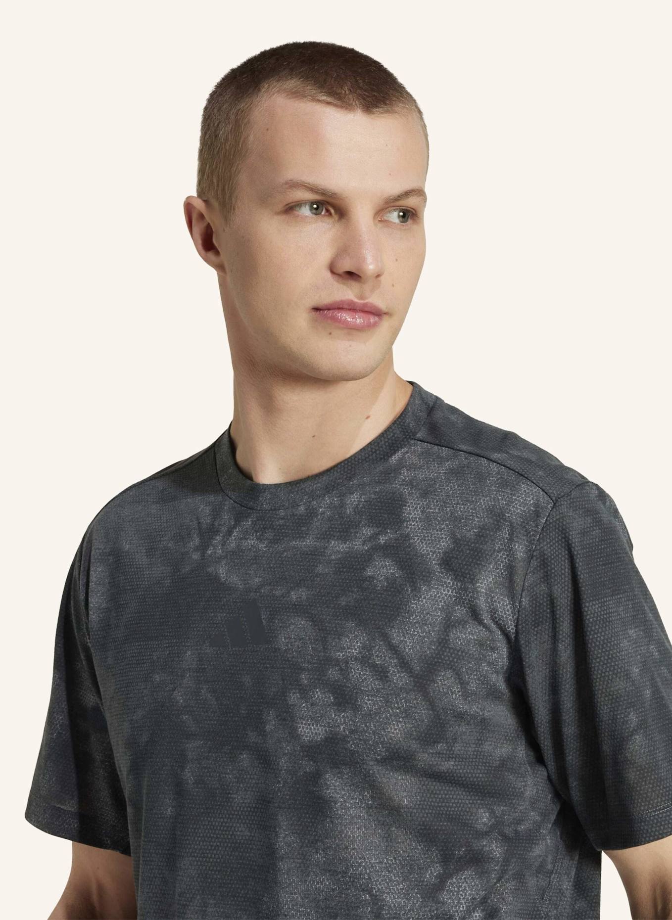 adidas PRIMELIFT GRAPHIC T-SHIRT: GRAU/ SCHWARZ