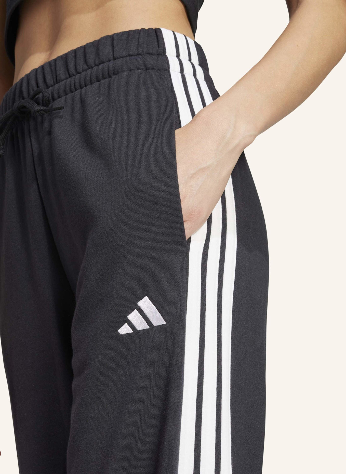 adidas ESSENTIALS 3-STREIFEN OPEN HEM FRENCH TERRY HOSE: SCHWARZ/ WEISS