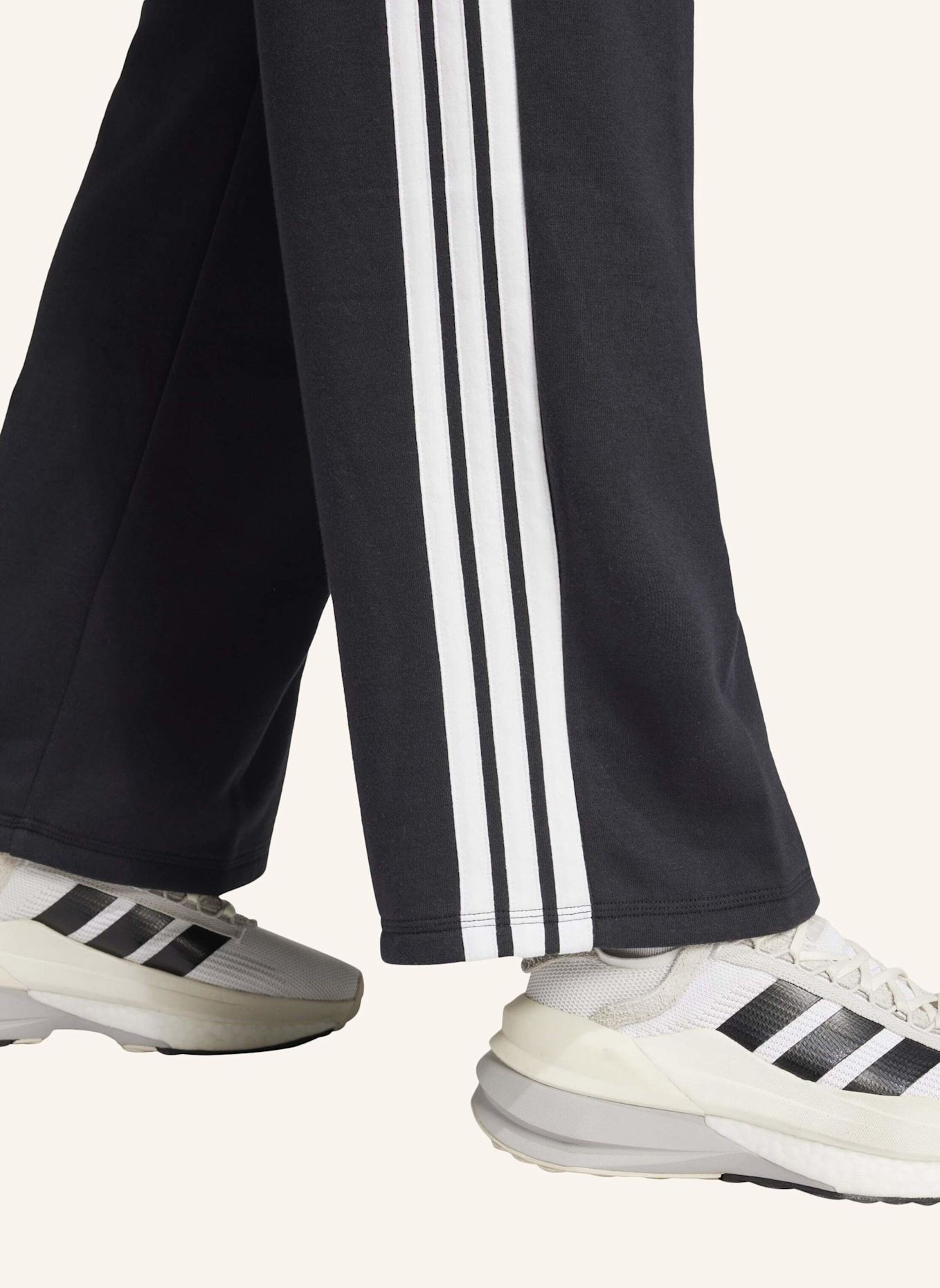adidas ESSENTIALS 3-STREIFEN OPEN HEM FRENCH TERRY HOSE: SCHWARZ/ WEISS