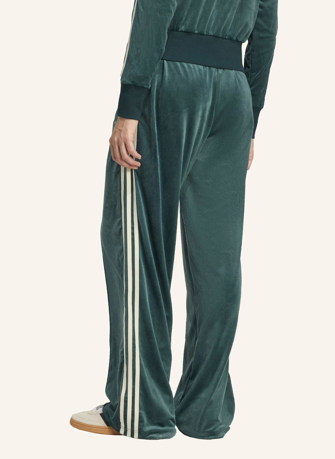 adidas Originals ADIDAS ORIGINALS X LIBERTY LONDON AUFGEPRÄGTE SAMT-TRAININGSHOSE: GRÜN