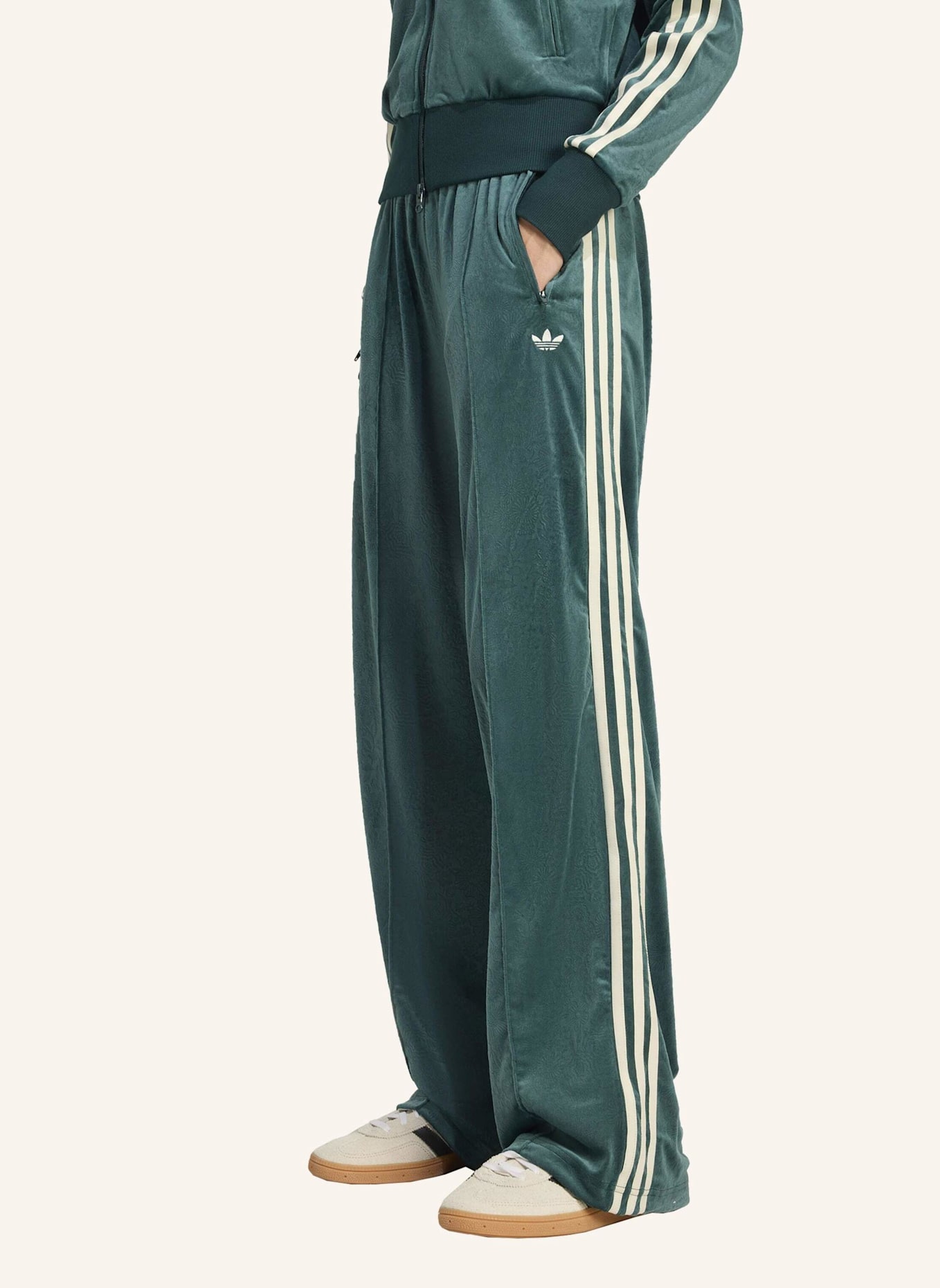 adidas Originals ADIDAS ORIGINALS X LIBERTY LONDON AUFGEPRÄGTE SAMT-TRAININGSHOSE: GRÜN