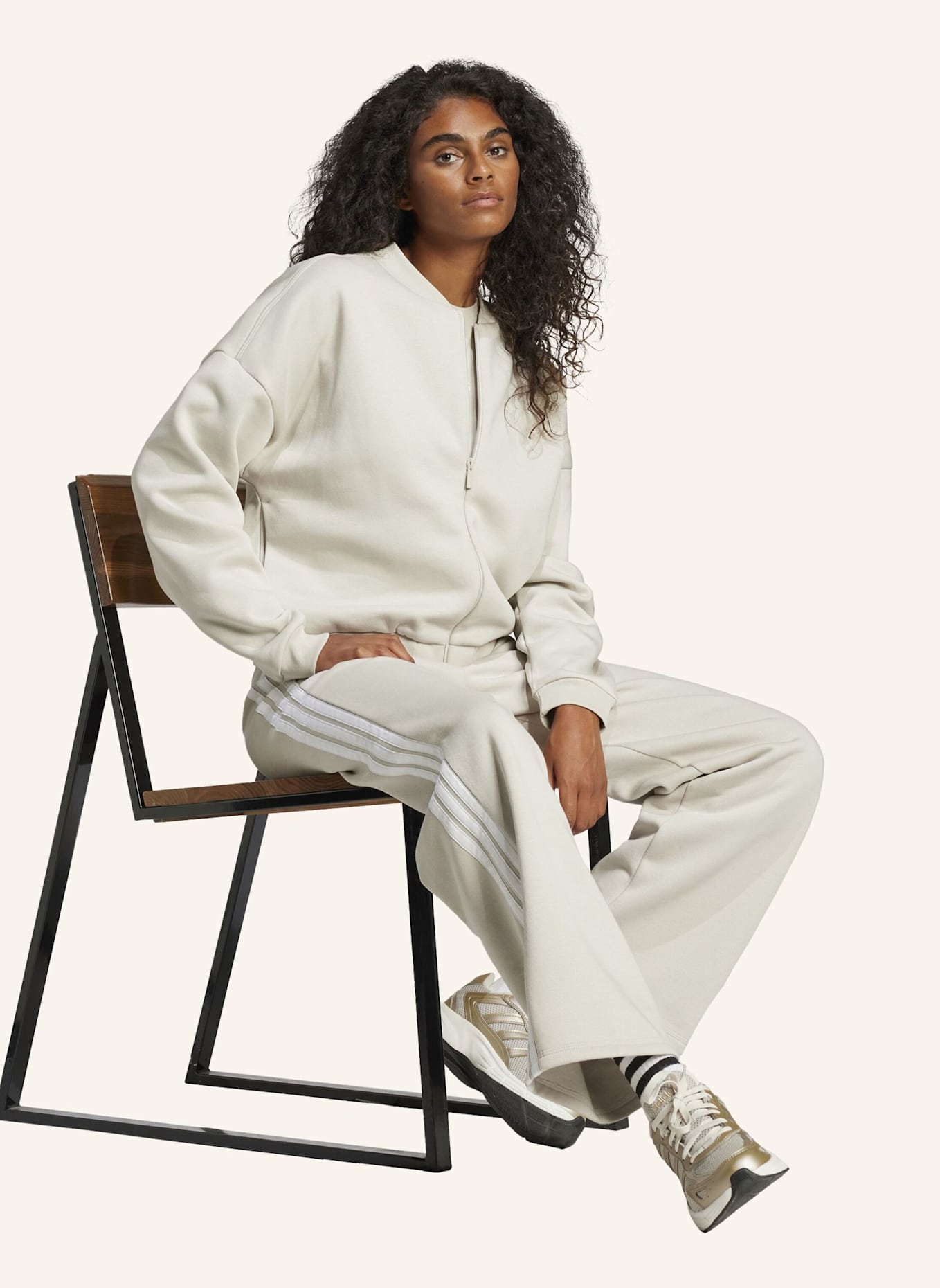 adidas ESSENTIALS CONTEMPORARY LOGO BOMBERJACKE: BEIGE