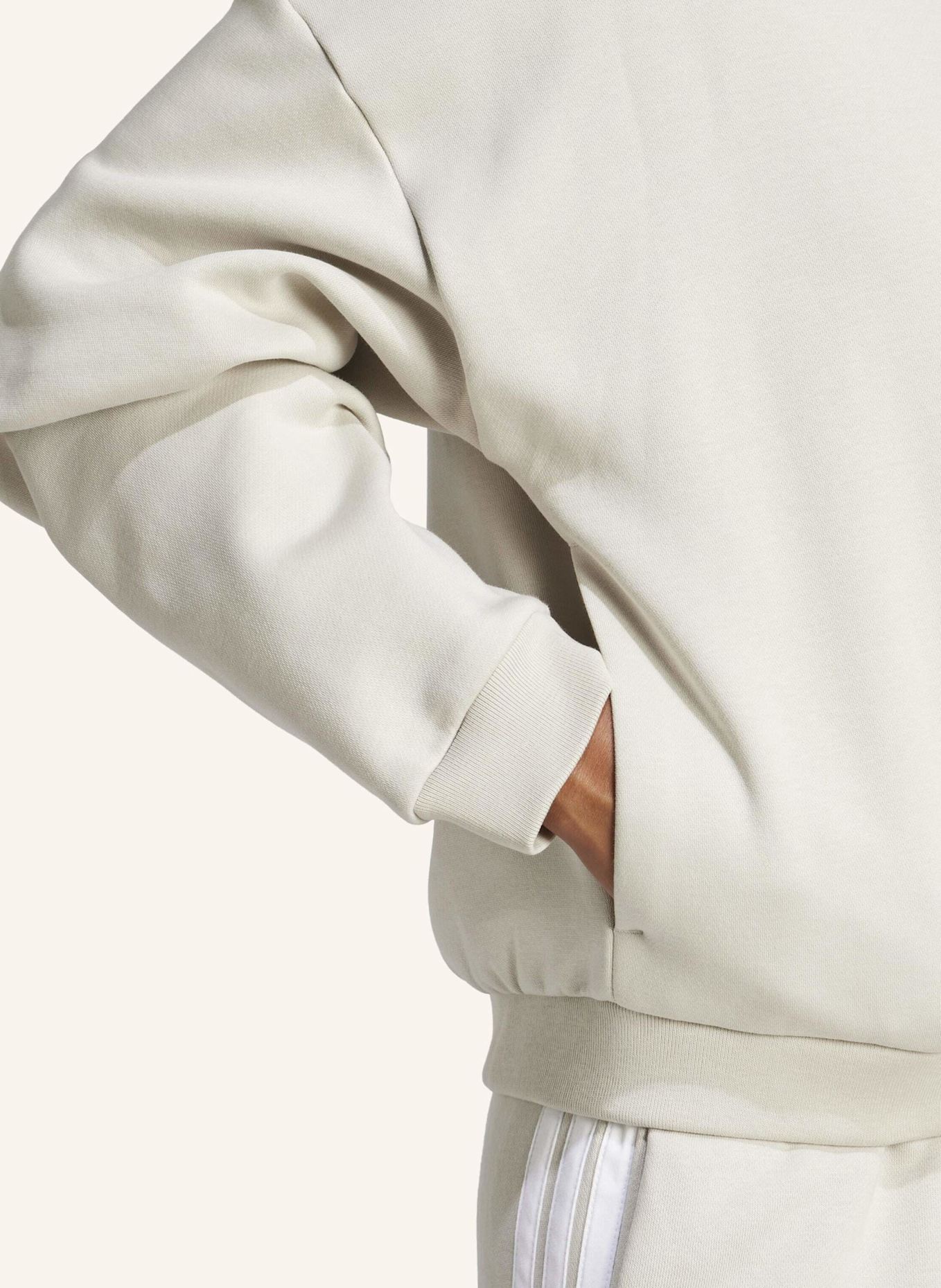 adidas ESSENTIALS CONTEMPORARY LOGO BOMBERJACKE: BEIGE