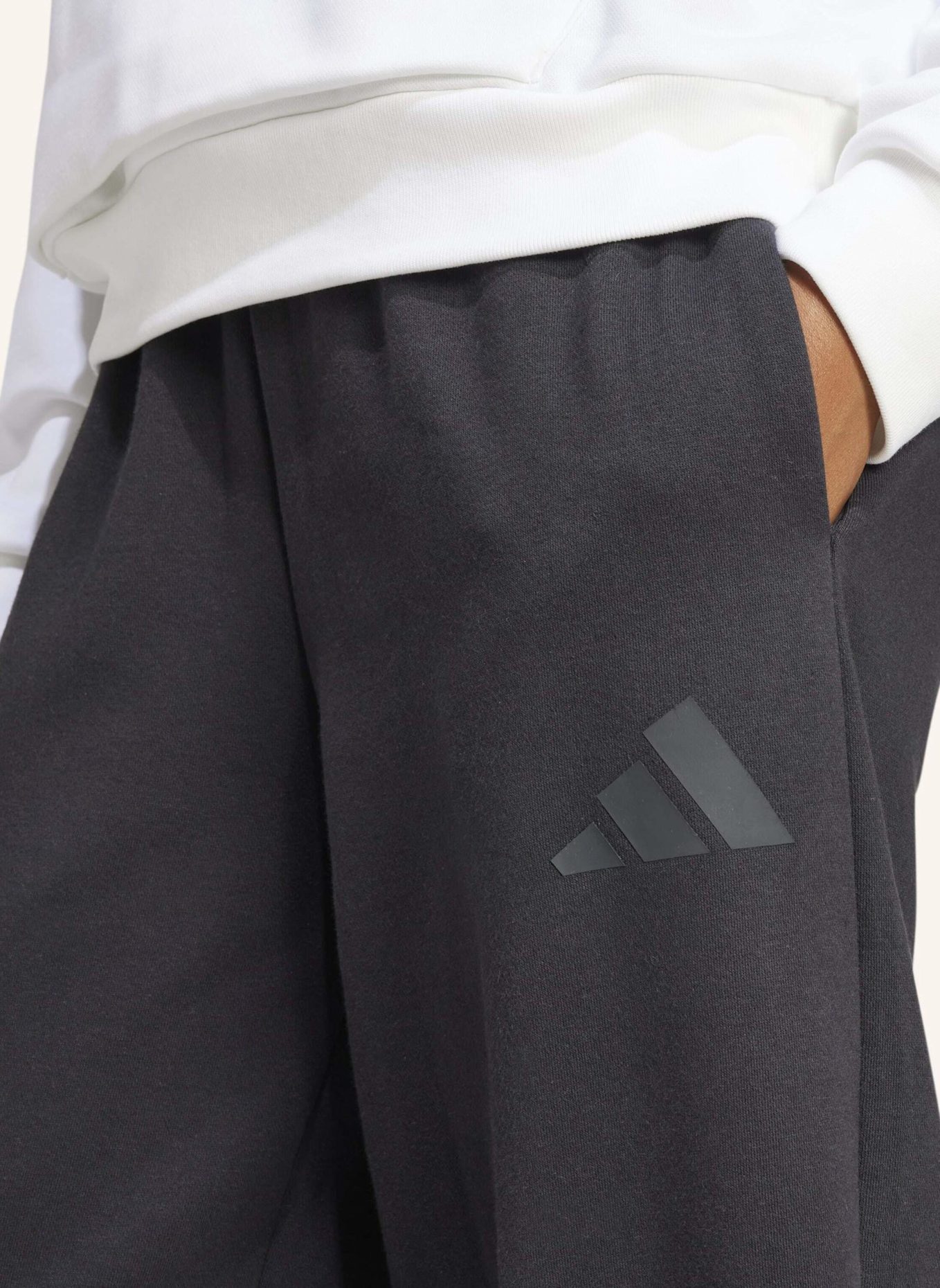 adidas ESSENTIALS CONTEMPORARY LOGO BARREL HOSE: SCHWARZ
