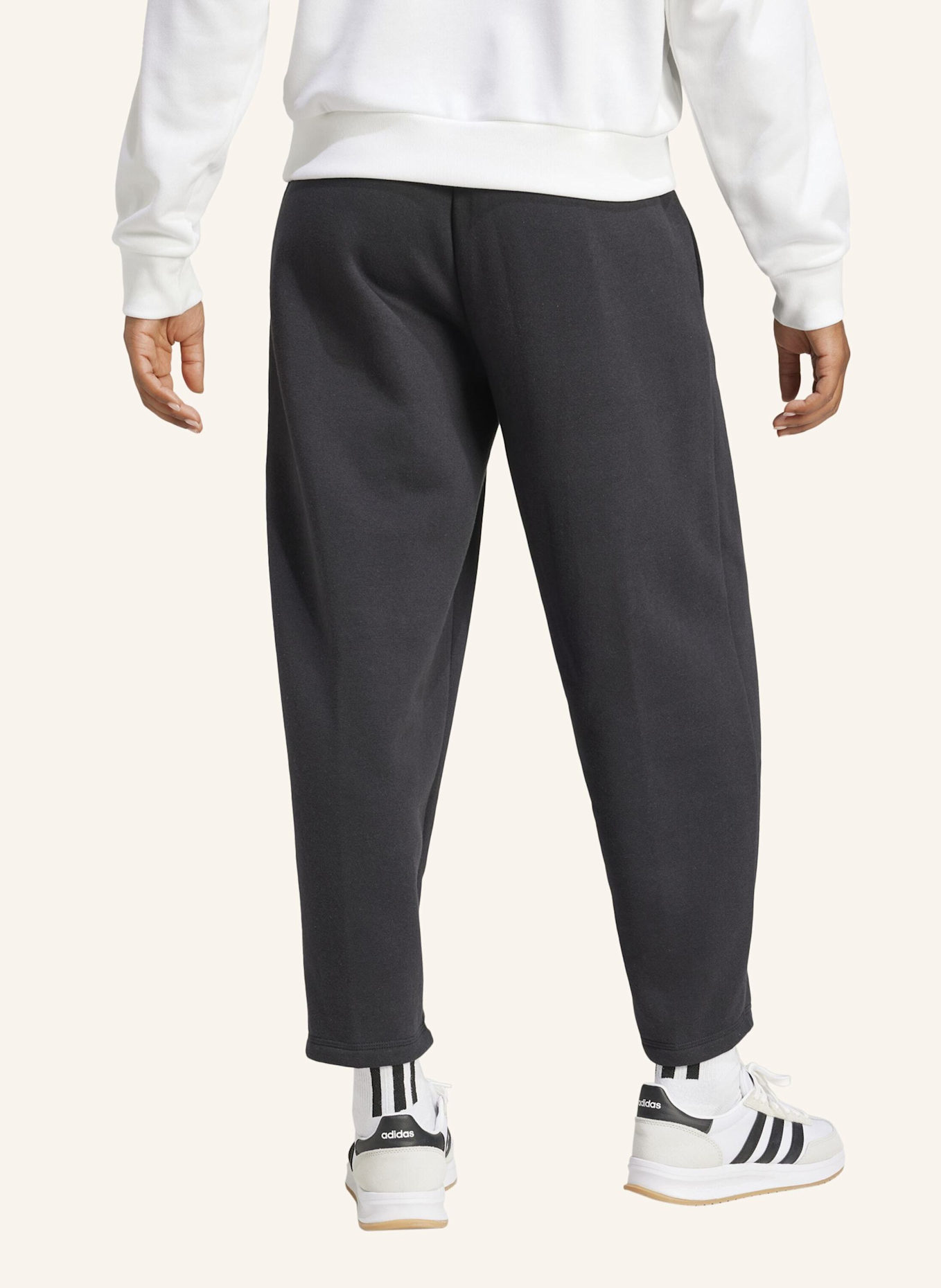 adidas ESSENTIALS CONTEMPORARY LOGO BARREL HOSE: SCHWARZ