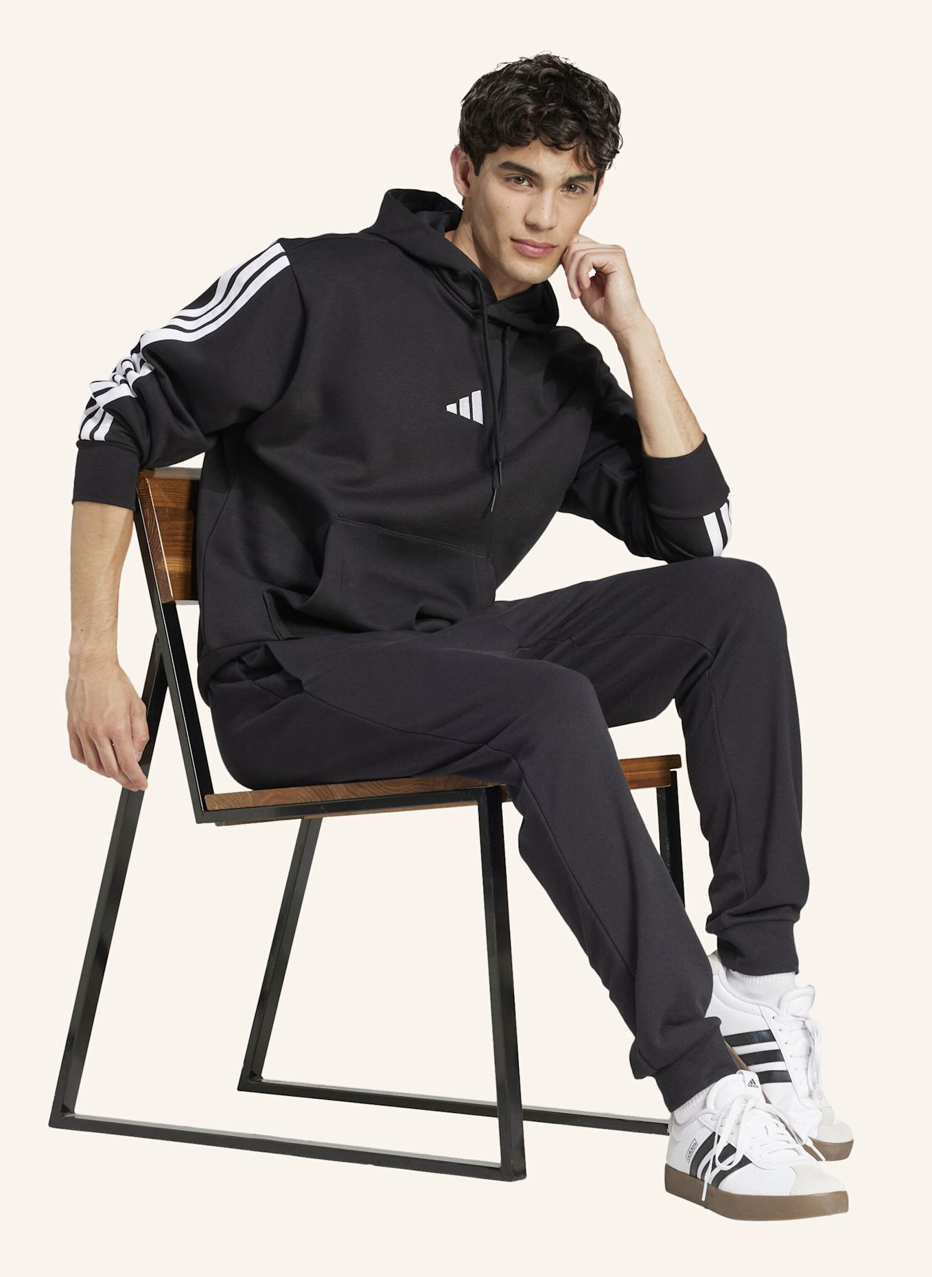 adidas ESSENTIALS FEEL COZY FRENCH TERRY HOSE: SCHWARZ/ WEISS