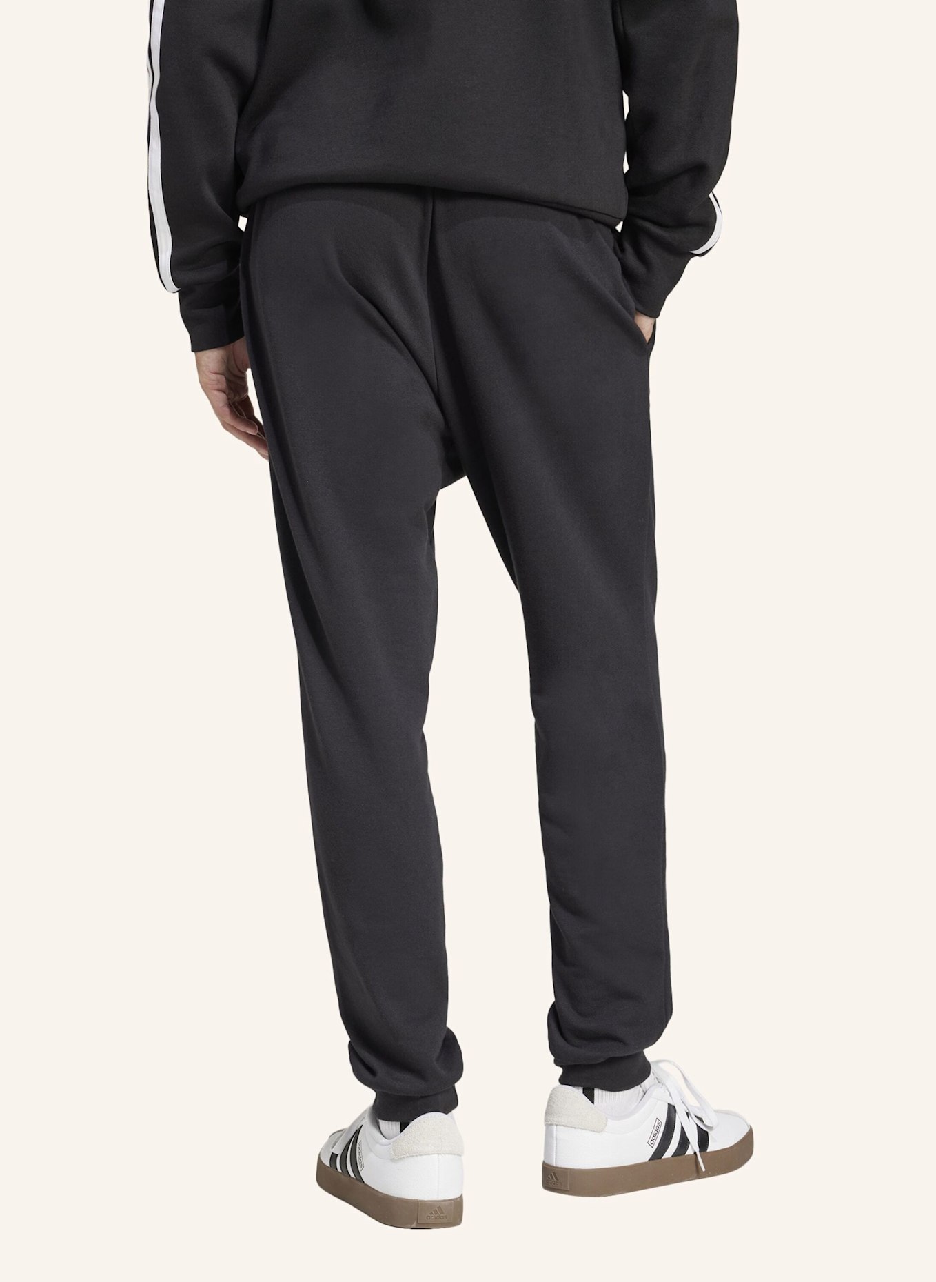 adidas ESSENTIALS FEEL COZY FRENCH TERRY HOSE: SCHWARZ/ WEISS