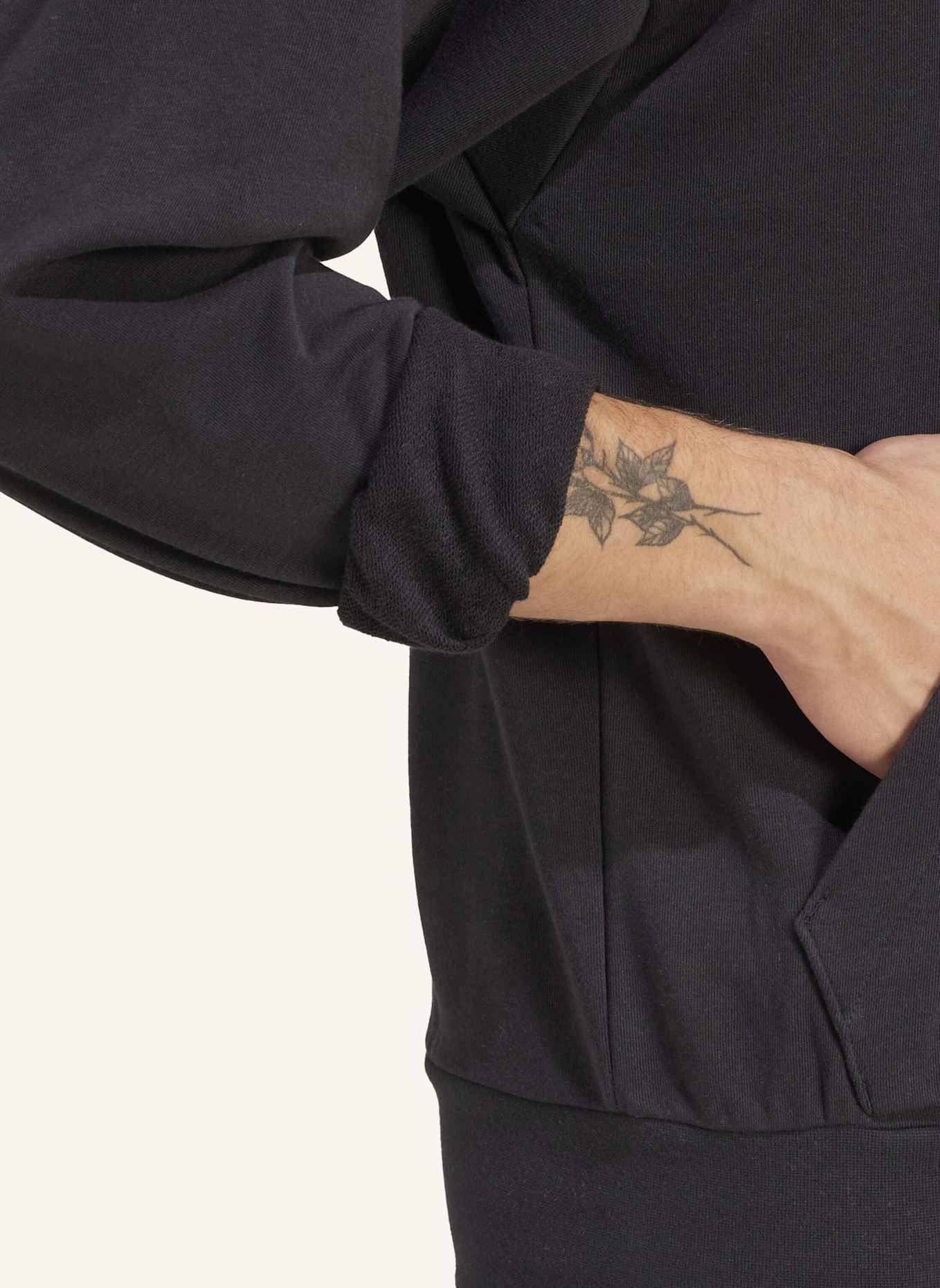 adidas ESSENTIALS FEELCOZY FRENCH TERRY HOODIE: SCHWARZ/ WEISS