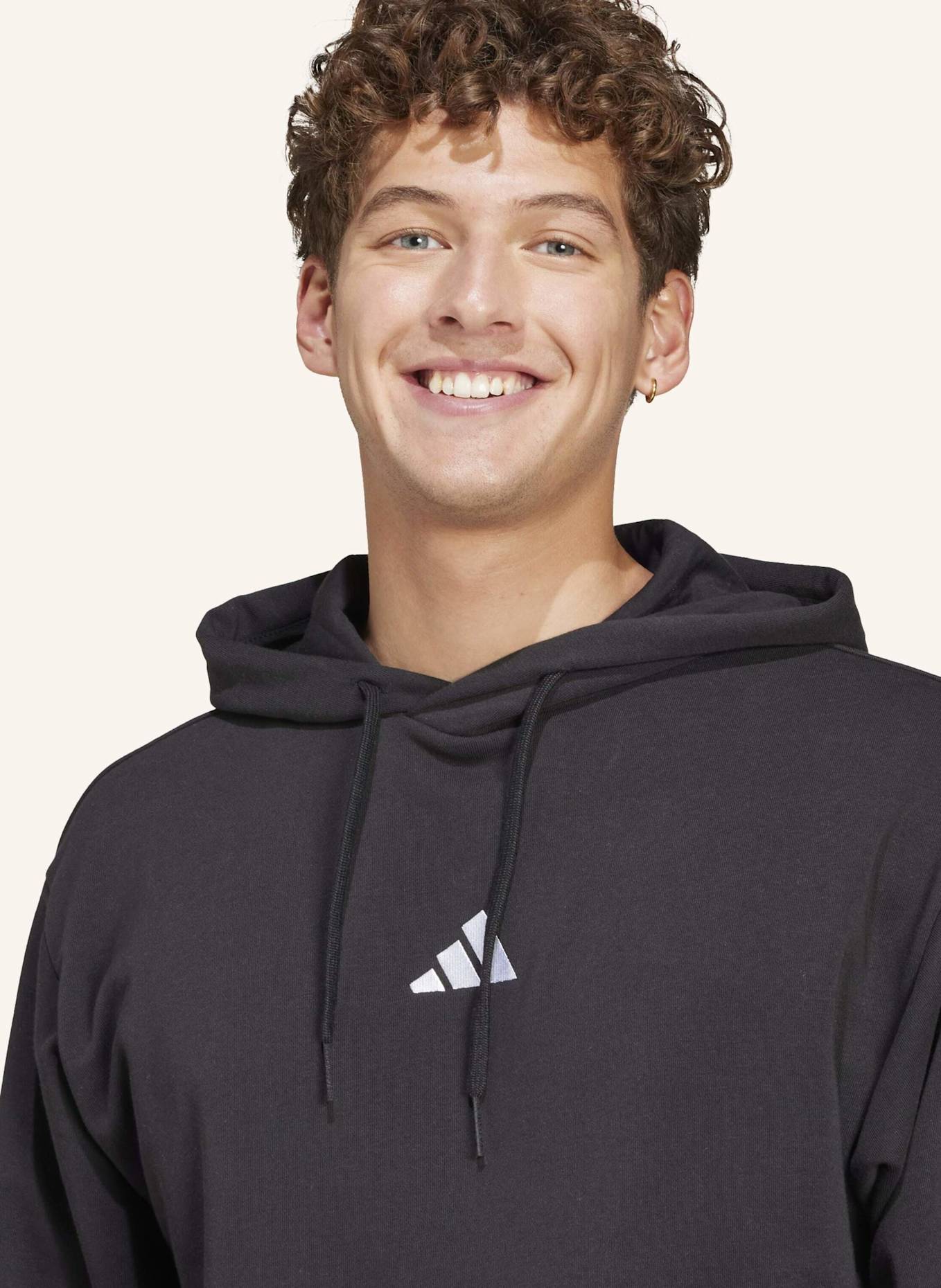 adidas ESSENTIALS FEELCOZY FRENCH TERRY HOODIE: SCHWARZ/ WEISS
