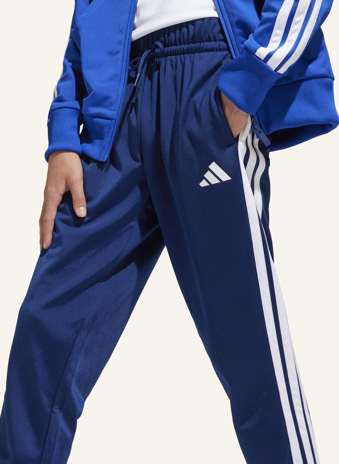 adidas SEASONAL ESSENTIALS TIBERIO 3-STREIFEN TRICOT KIDS TRAININGSANZUG: BLAU/ WEISS