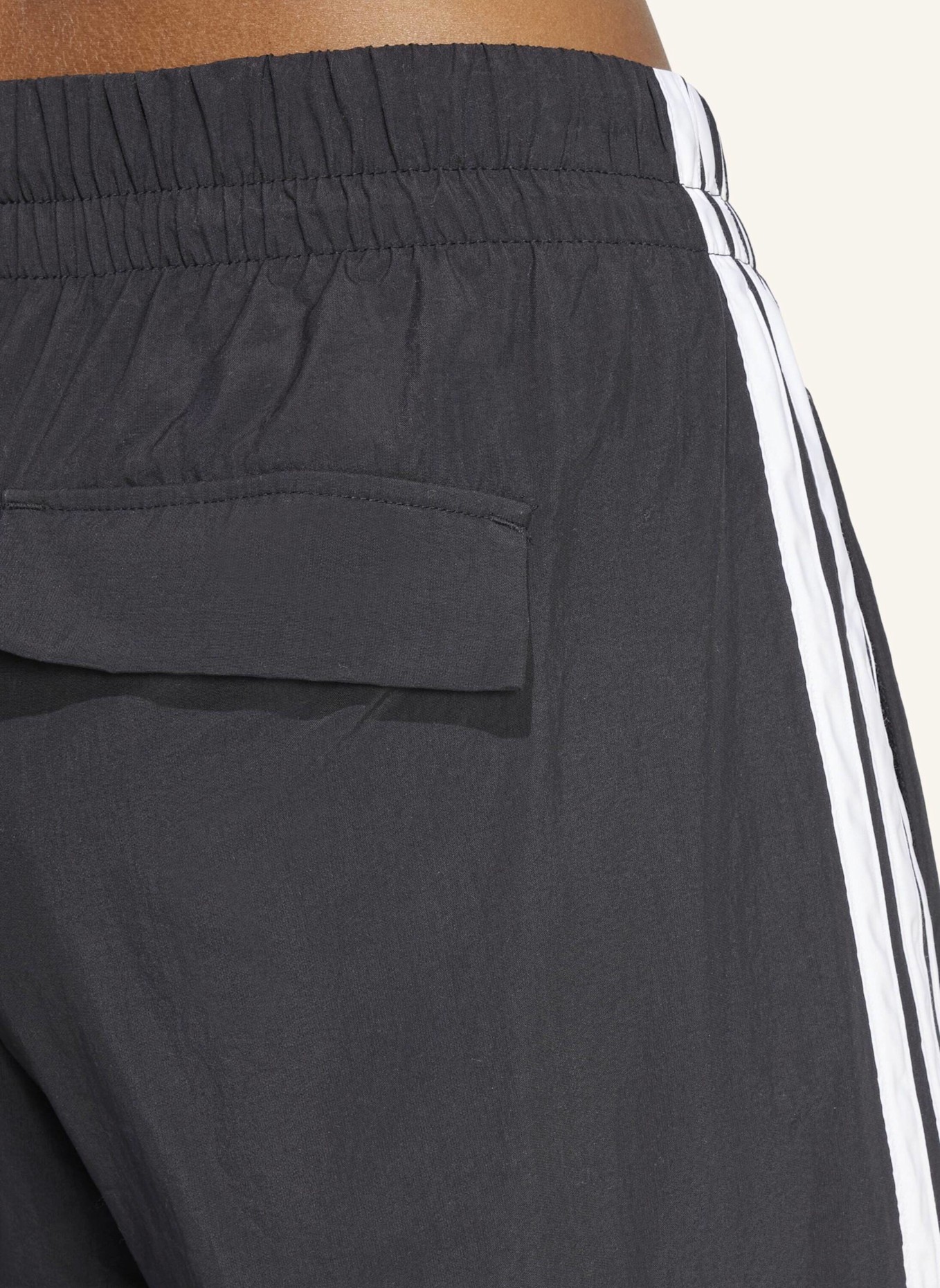 adidas ESSENTIALS 3-STREIFEN LIFESTYLE WOVEN PARACHUTE HOSE: SCHWARZ/ WEISS