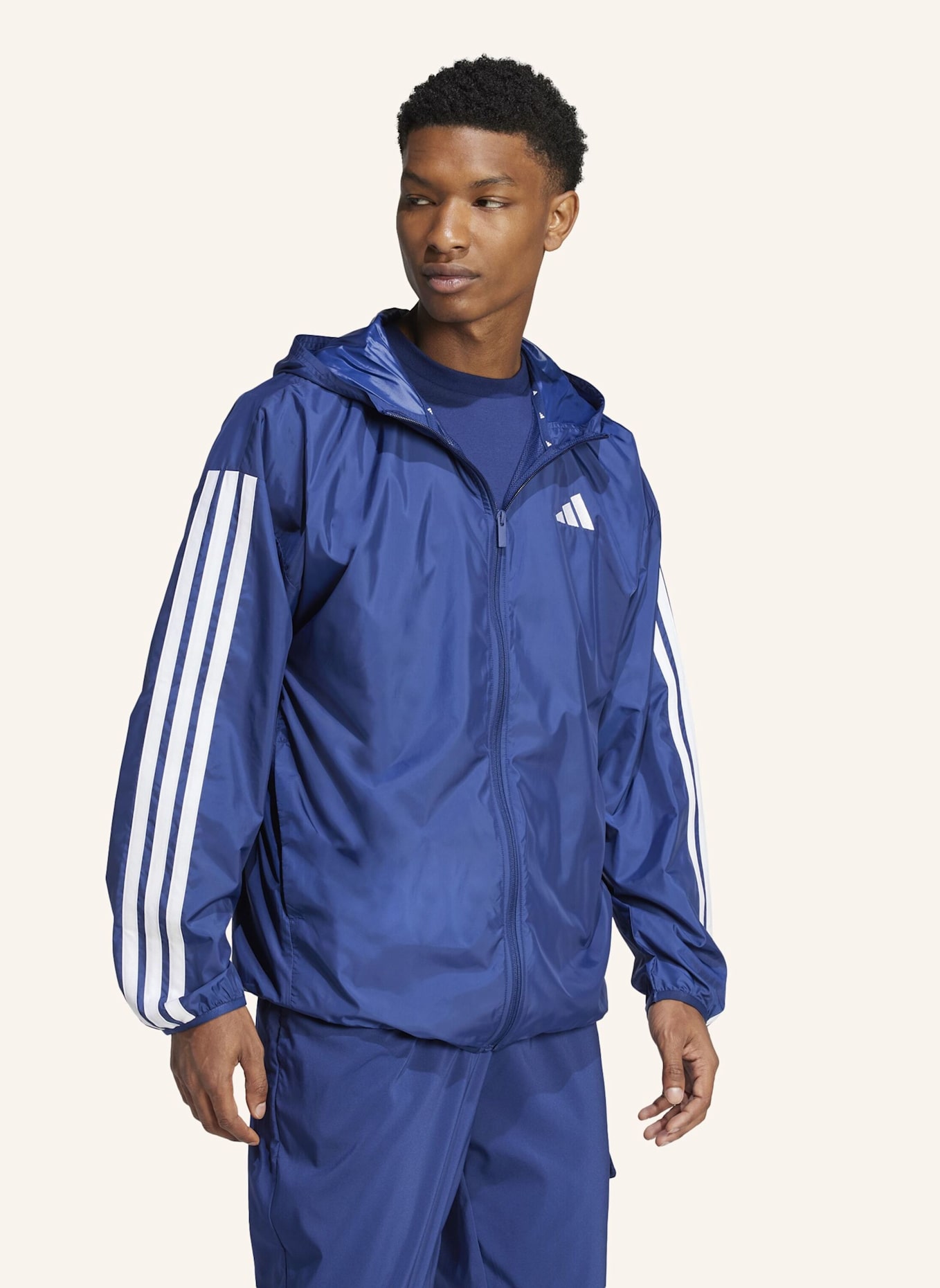 adidas ESSENTIALS 3-STREIFEN WINDBREAKER: BLAU/ WEISS