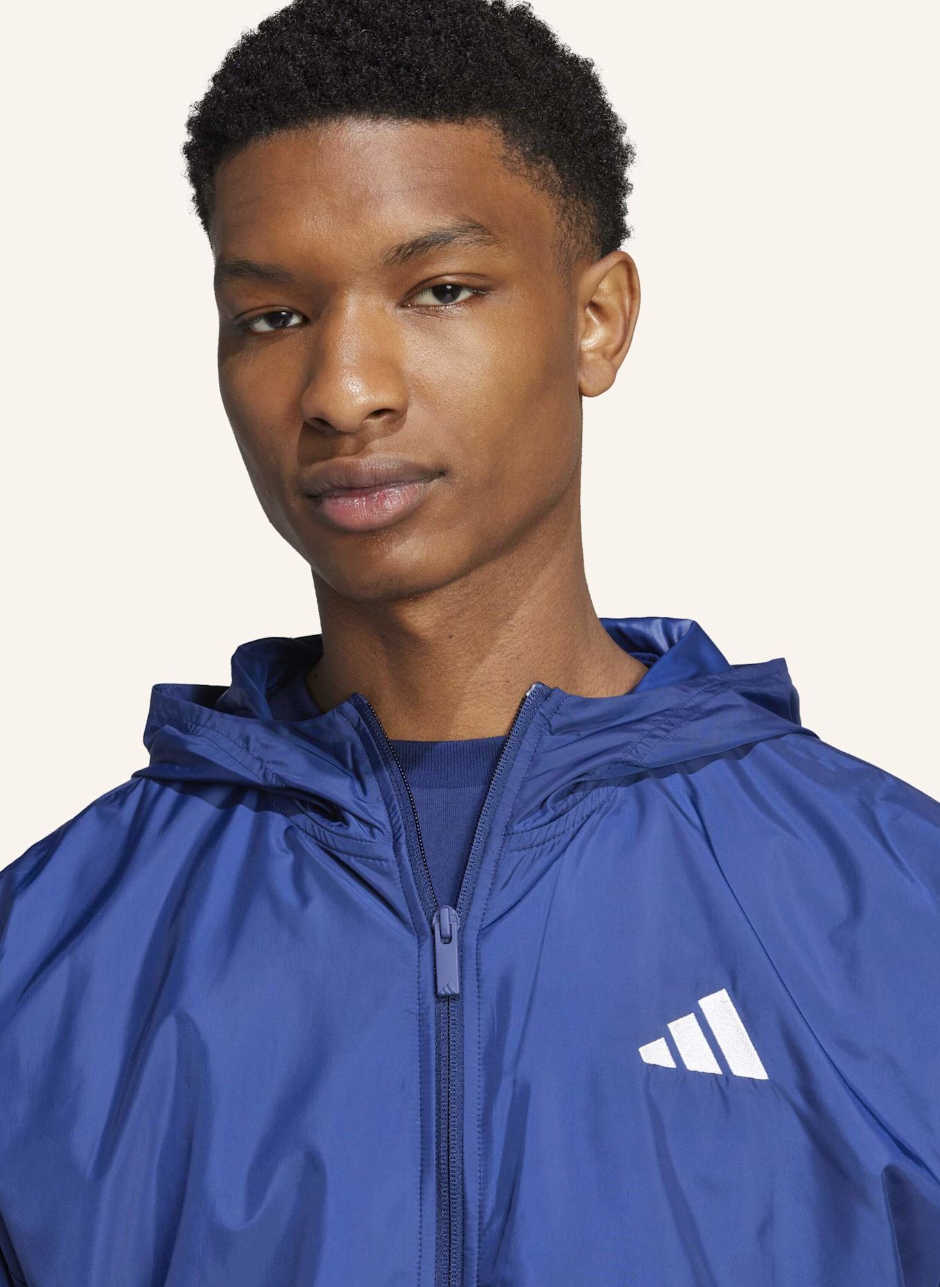 adidas ESSENTIALS 3-STREIFEN WINDBREAKER: BLAU/ WEISS