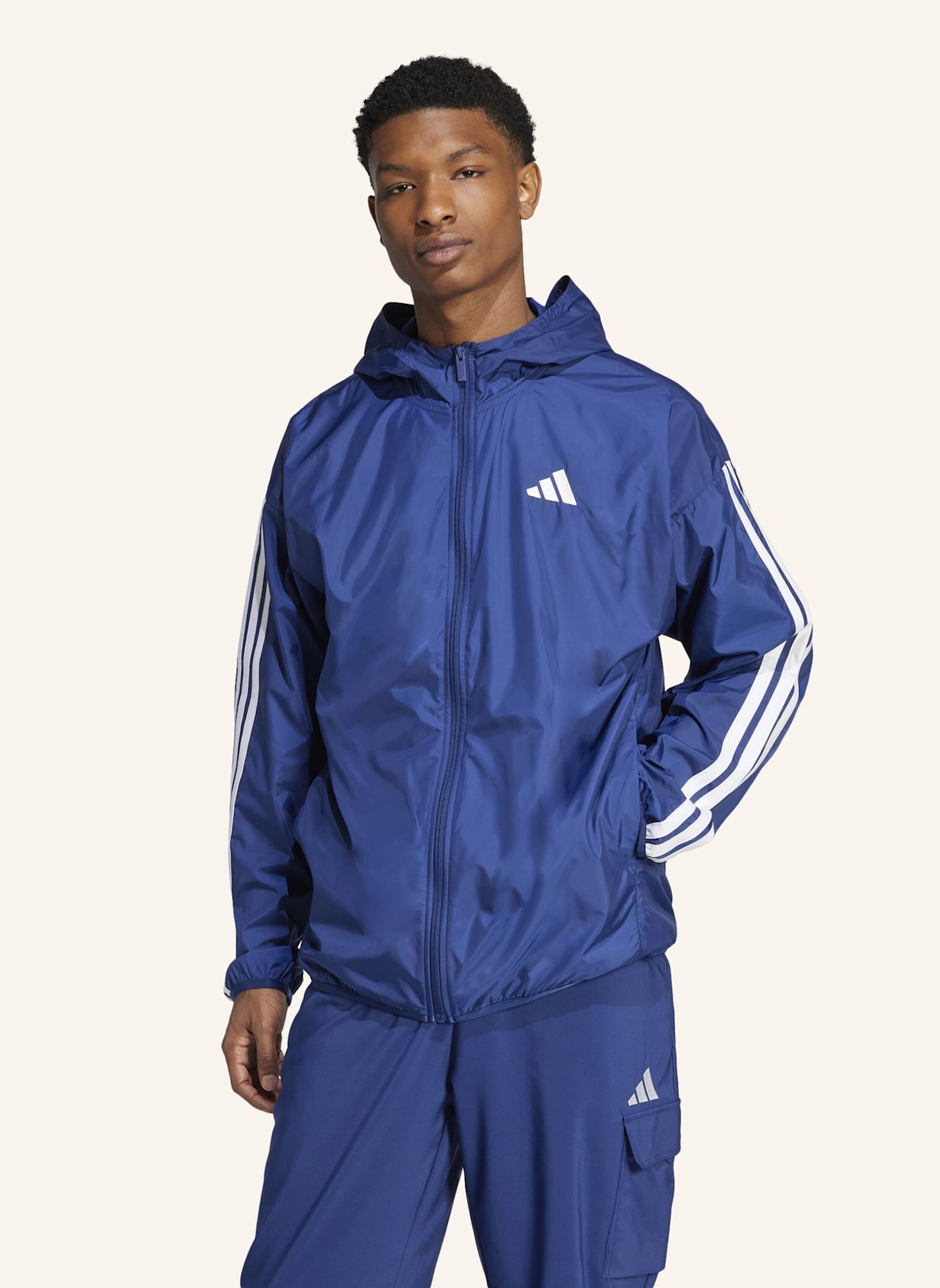 adidas ESSENTIALS 3-STREIFEN WINDBREAKER: BLAU/ WEISS