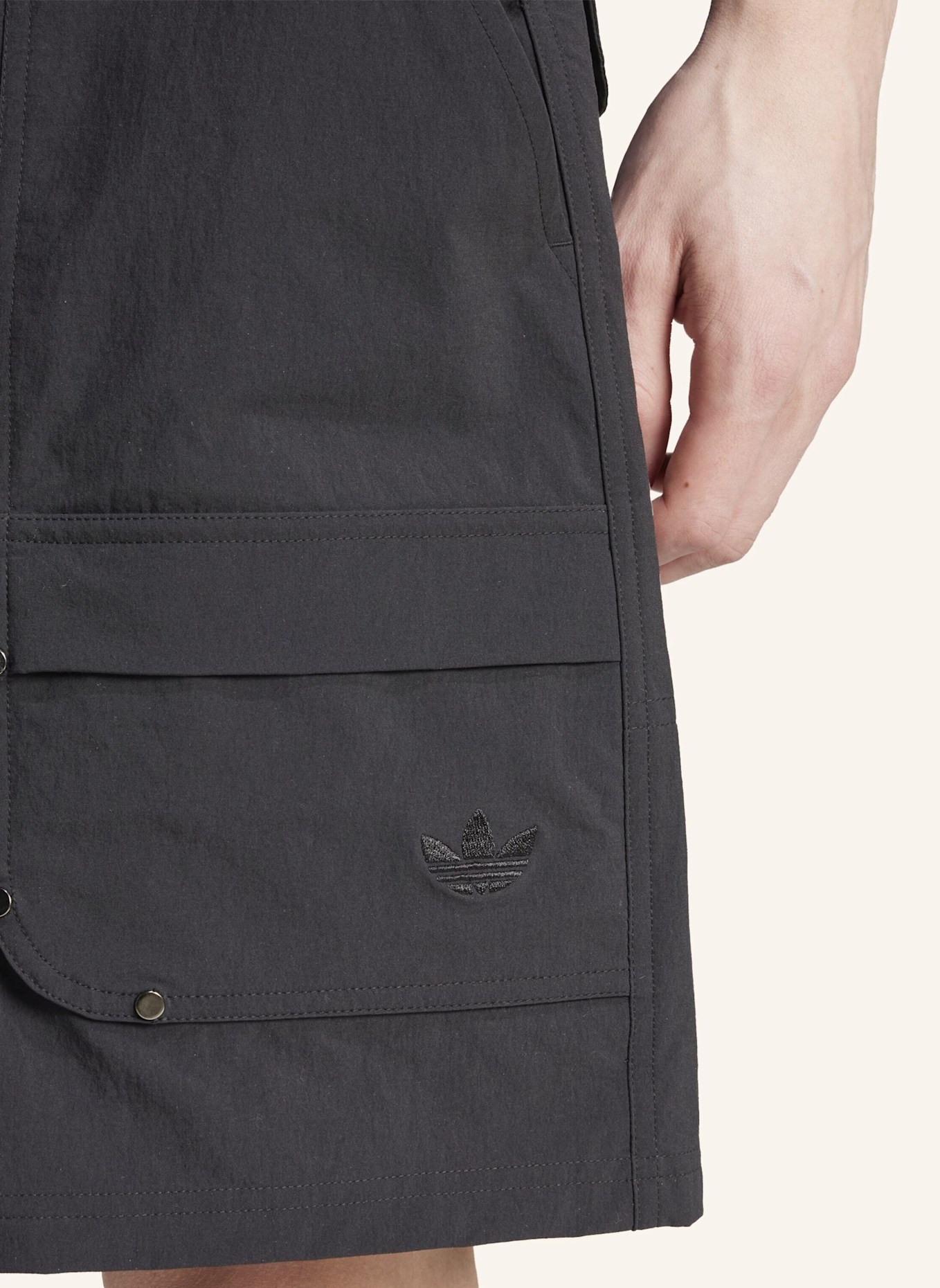 adidas Originals PREMIUM ESSENTIALS UTILITY CARGOSHORTS: SCHWARZ