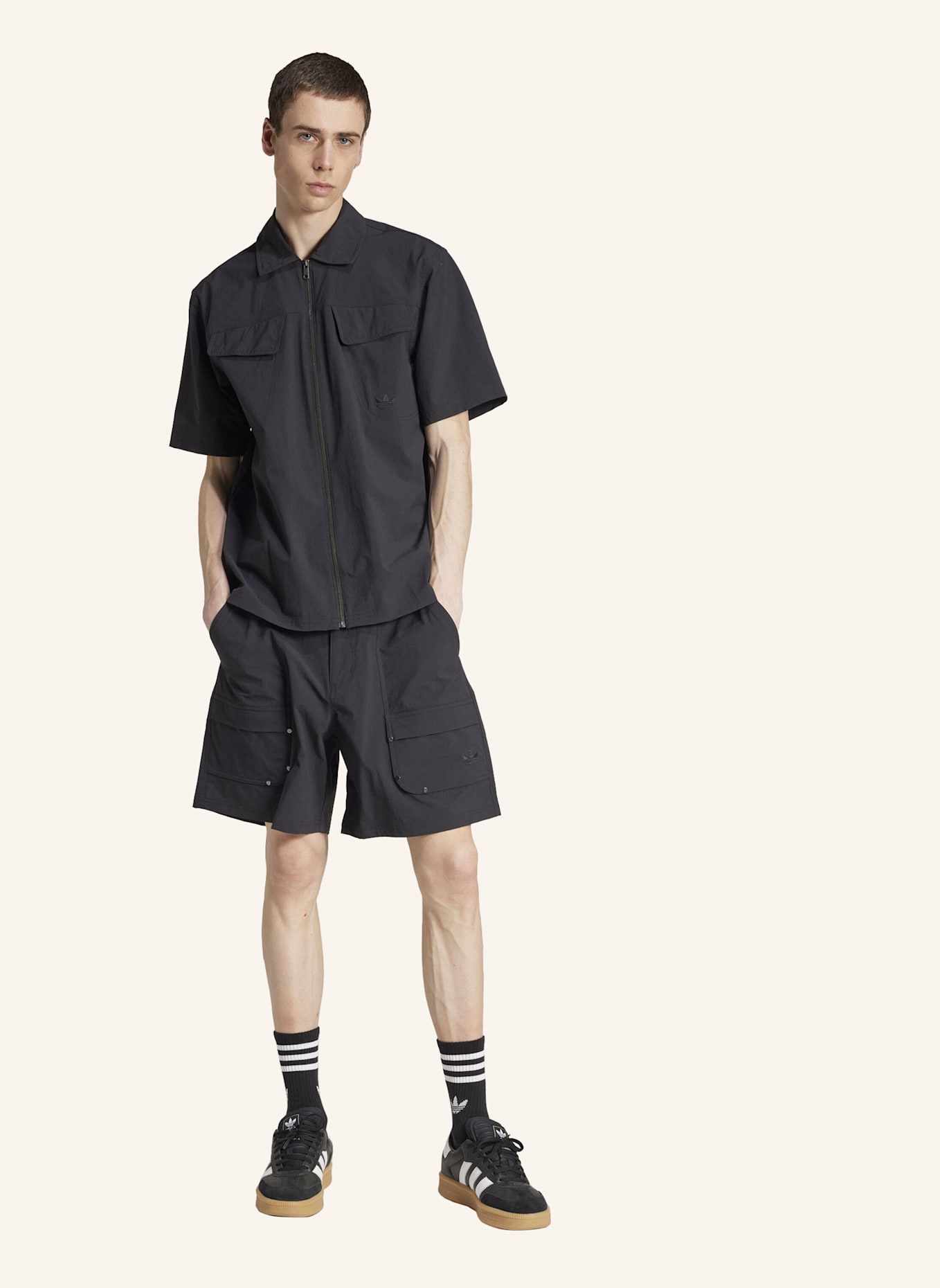 adidas Originals PREMIUM ESSENTIALS UTILITY CARGOSHORTS: SCHWARZ