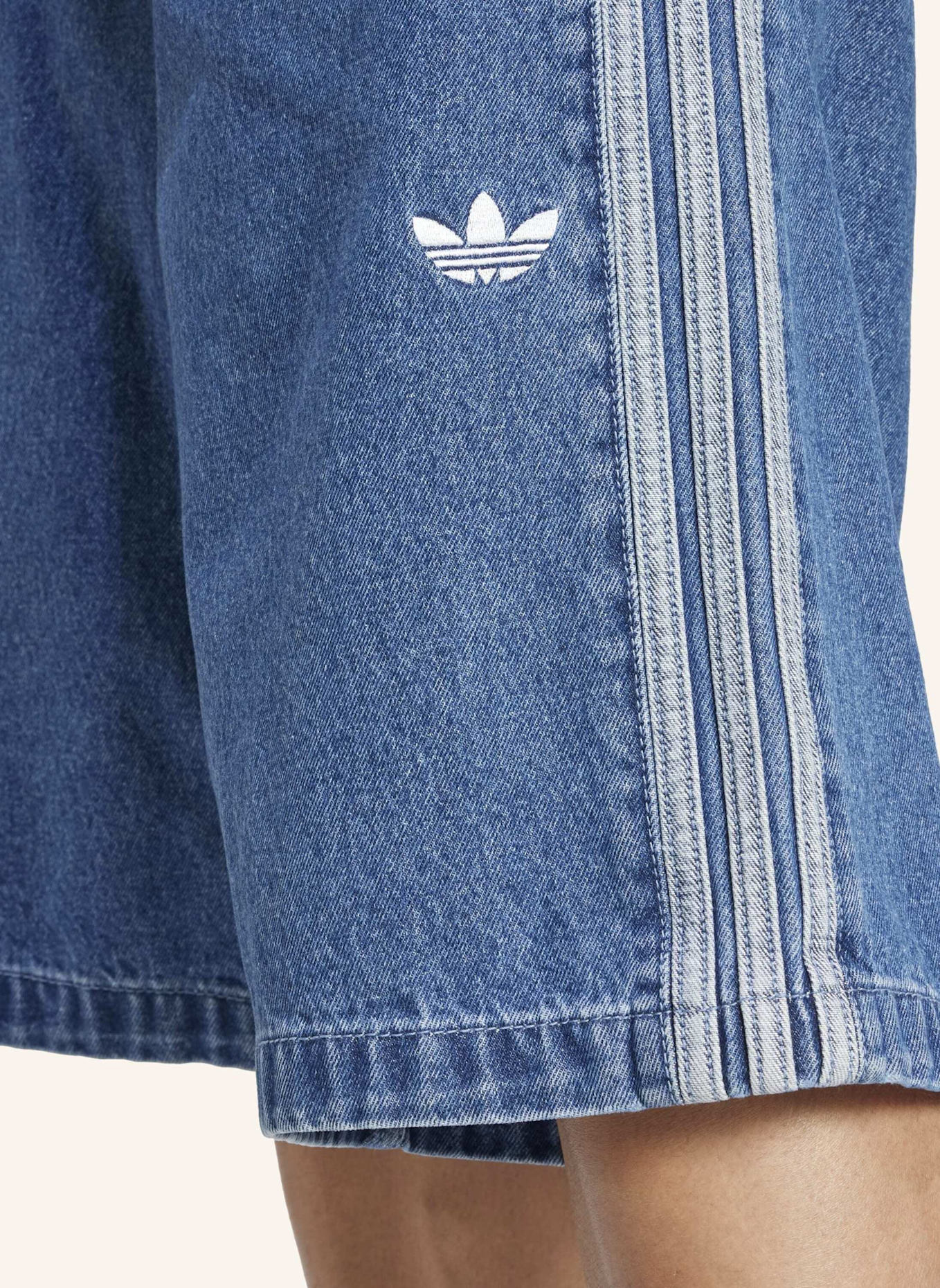 adidas Originals ADICOLOR DENIM FIREBIRD SHORTS: HELLBLAU